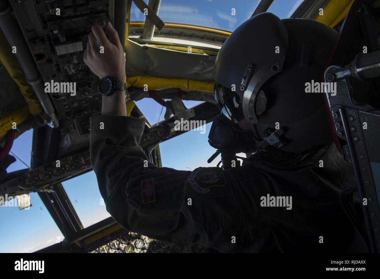 Un pilote de la 23e Escadron expéditionnaire piégée vole un B-52 Stratofortress sur l'Angleterre lors d'une mission de formation le 17 janvier 2018, à l'appui de l'assurance et des opérations de bombardement de dissuasion. . Le bombardier est l'un des quatre B-52 déployés à RAF Fairford, Angleterre, la conduite de la formation alliée et le théâtre de l'intégration. Banque D'Images