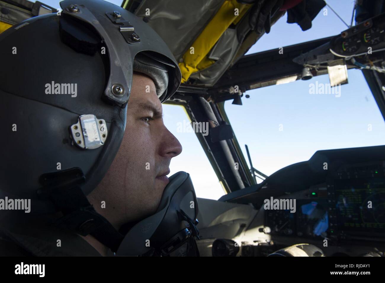 Un pilote de la 23e Escadron expéditionnaire piégée vole un B-52 Stratofortress sur l'Angleterre lors d'une mission de formation le 17 janvier 2018. Le déploiement de bombardiers stratégiques à l'exercice aide à Royaume-uni United States Air Forces in Europe's emplacement avancé d'opérations sur les bombardiers. Banque D'Images