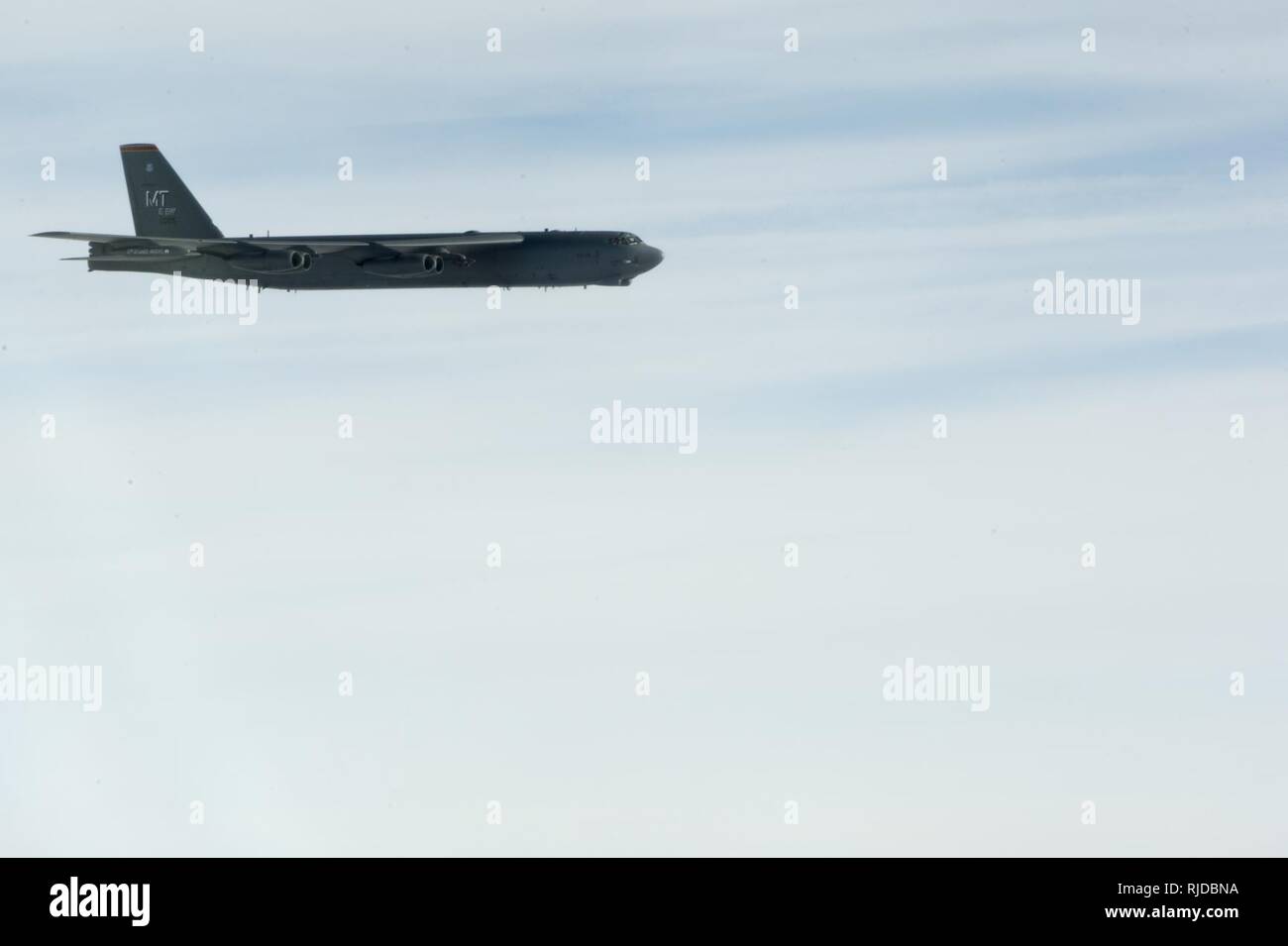 Un B-52 Stratofortress déployés à partir de Minot Air Force Base, N.D., à RAF Fairford, Angleterre, vole au-dessus de la France d'une gamme de formation Corse le 24 janvier 2018. L'US Air Force B-52 et des équipages formés avec l'United States Marine Corps à l'appui tactique. Environ 300 aviateurs et quatre B-52H Stratofortress avions sont participant à des alliés et la formation pour améliorer l'interopérabilité des bombardiers. Banque D'Images