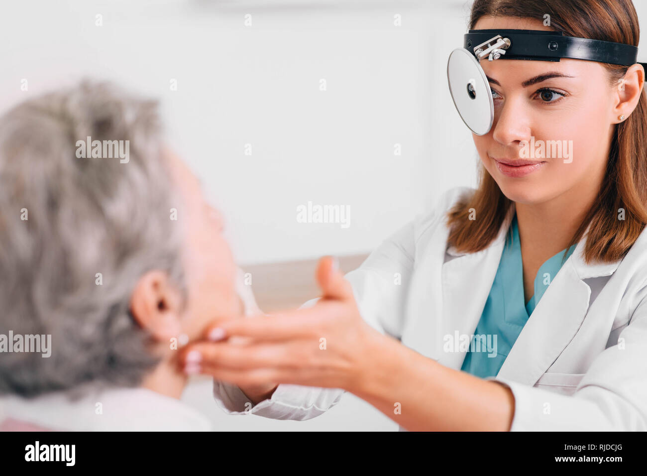 L'examen oto-rhino-laryngologiste glandes du patient au cabinet médical Banque D'Images