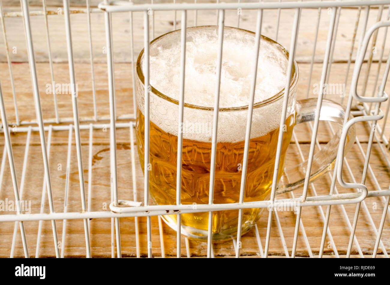 Verre de bière à l'intérieur d'une cage, un concept sur l'alcoolisme et  l'abus Photo Stock - Alamy