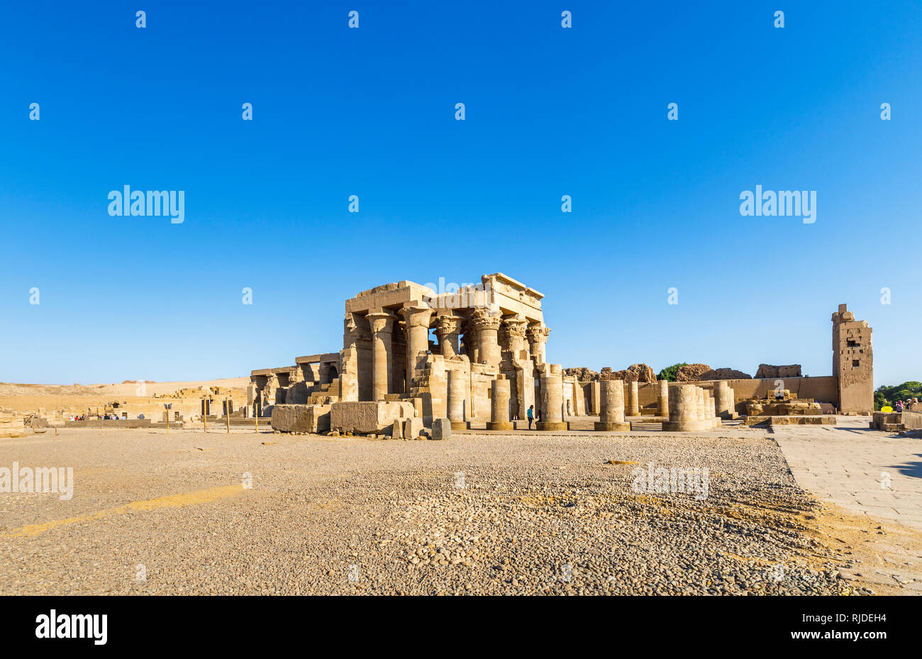 Vue panoramique sur le Temple de Kom Ombo et le Temple de Sobek, un temple double de la dynastie des Ptolomeic en Haute Egypte Banque D'Images