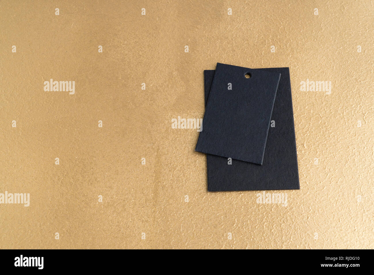 Deux étiquettes de prix noir isolé sur fond texturé décoration Banque D'Images