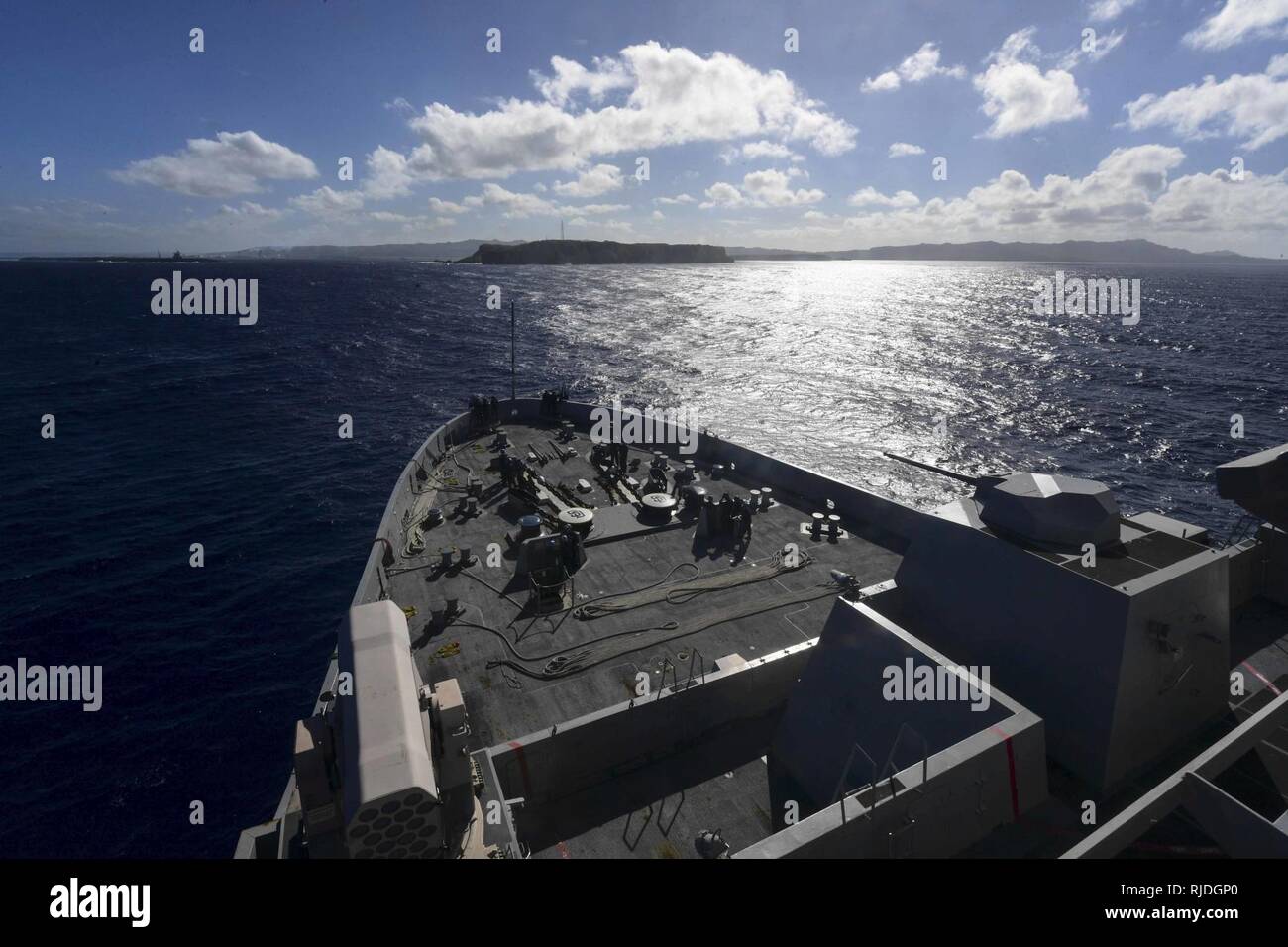 NAVAL BASE GUAM (jan. 9, 2017) La station de transport amphibie USS San Diego (LPD 22) arrive à Guam pour un service au port. San Diego, une partie de l'Amérique du groupe amphibie, à 15e MEU, fonctionne en Indo-Asia-région du Pacifique pour renforcer les partenariats et de servir de prête-réponse vigueur pour tout type d'éventualité. Banque D'Images