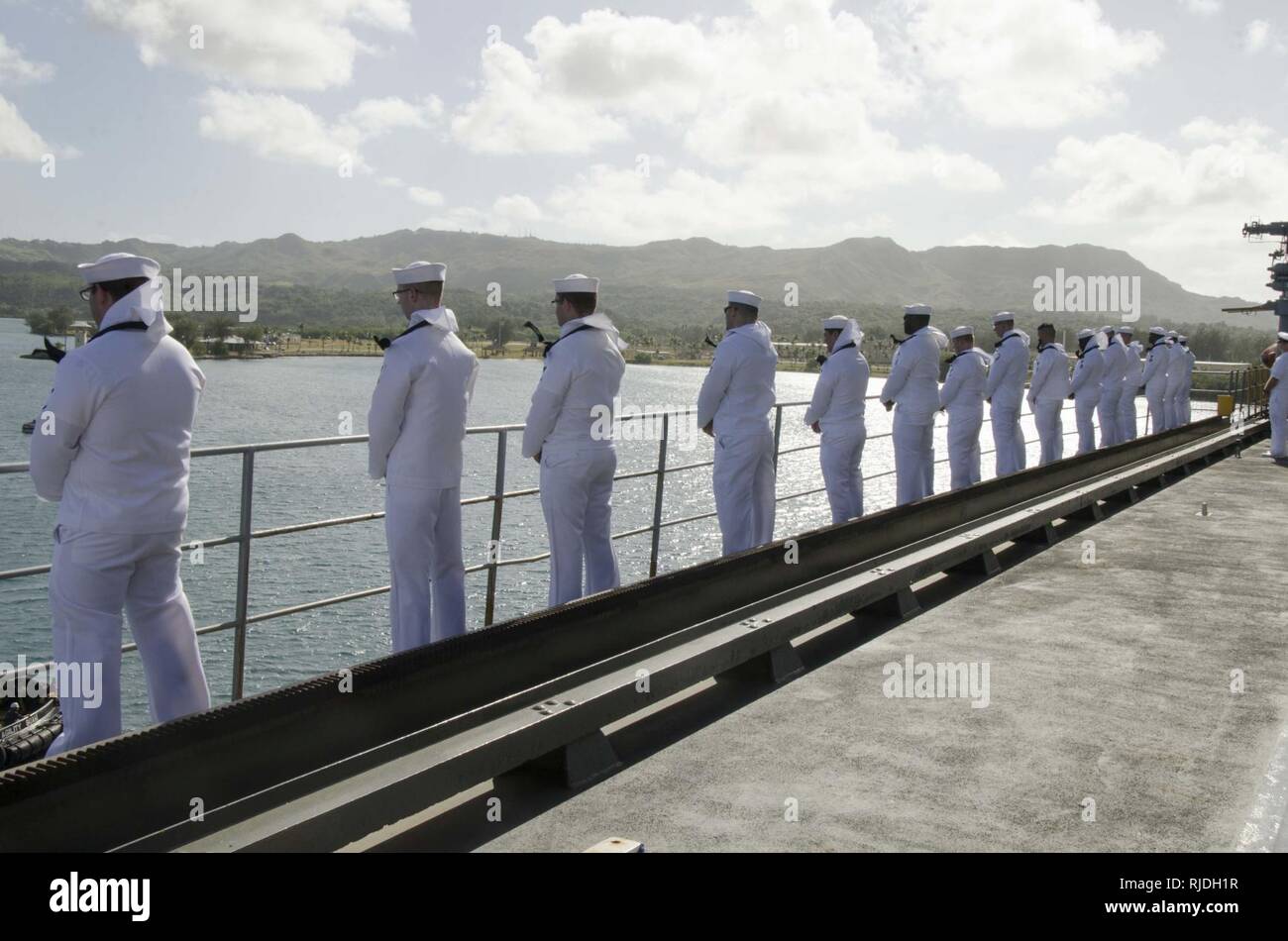 POINT POLARIS, Guam (jan. 23, 2018) - Les marins affectés à l'adjudication du sous-marin USS Frank Câble (comme 40), l'homme les rails que le navire retourne chez lui après 10 ans et demi-mois, le 23 janvier. Frank a quitté Câble Guam le 7 mars 2017, de soutenir les opérations expéditionnaires maritime dans la 3ème zone d'opérations de la flotte et de l'objet d'une mise en cale sèche la disponibilité de maintenance industrielle de vigueur ship yard à Portland, Ore. Frank, câble de l'avant-déployé à Guam, réparations, réarme et reprovisions U.S. Naval Forces déployées dans la région Indo-Pacifique. Banque D'Images