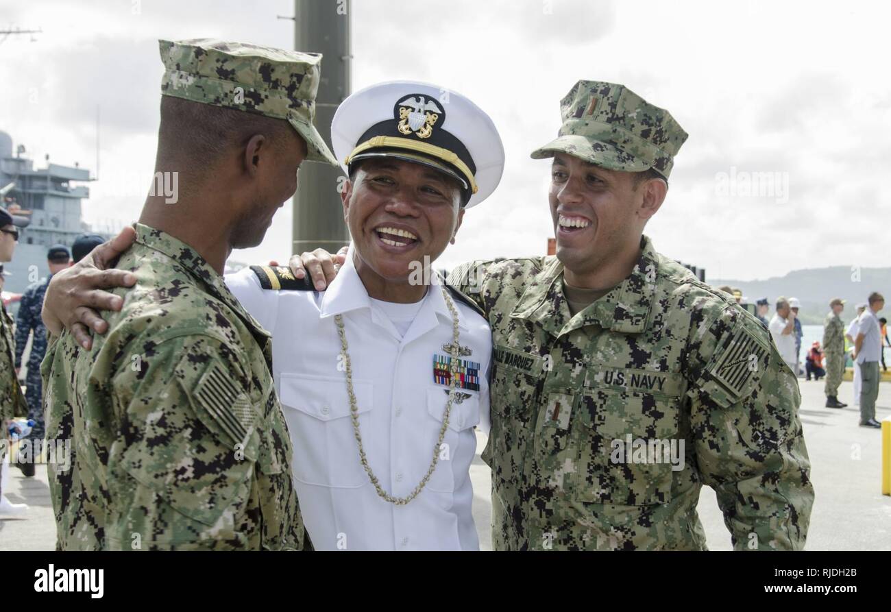 POINT POLARIS, Guam ( 23 janvier, 2018) équipages du sous-marin USS Emory S. Land offres (comme 39) et USS Frank Câble (comme 40), réunir sur son câble Frank à l'Apra Harbour, Guam, le 23 janvier. Frank a quitté Câble Guam le 7 mars 2017, de soutenir les opérations expéditionnaires maritime dans la 3ème zone d'opérations de la flotte et de l'objet d'une mise en cale sèche la disponibilité de maintenance industrielle de vigueur ship yard à Portland, Ore. Frank, câble de l'avant-déployé à Guam, réparations, réarme et reprovisions U.S. Naval Forces déployées dans la région Indo-Pacifique. Banque D'Images