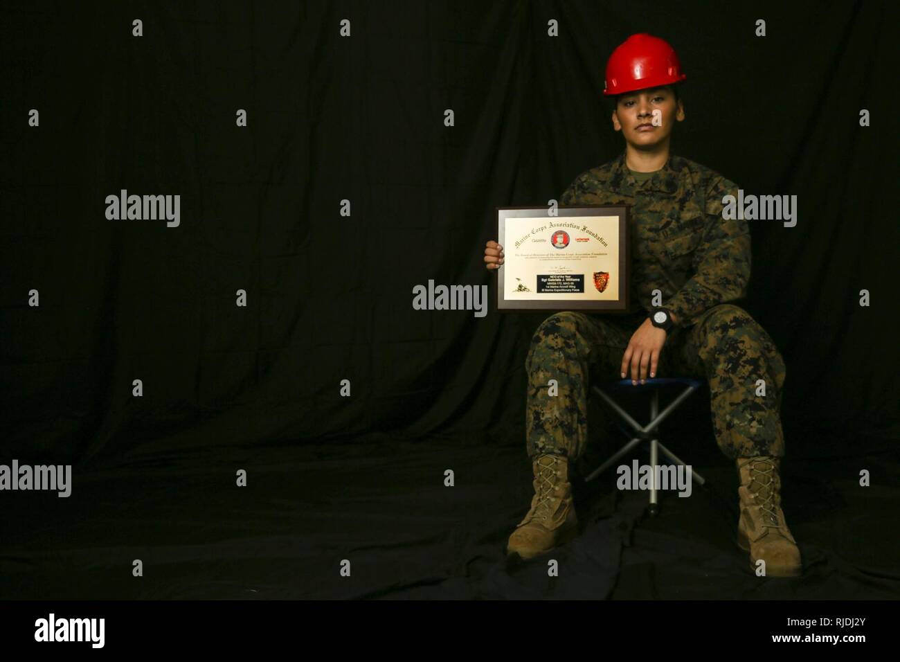 Le Sgt. Gabriela J. Williams, un commis d'entrepôt avec Marine Aircraft Wing, 1er a reçu le III MEF Marine Corps Association & Foundation sous-officier de l'année au cours de la séance inaugurale MCA&F dîner au Club des Officiers de Butler, Okinawa, Japon, le 12 janvier 2018. Williams est originaire de Miami. "Je suis aller de l'avant pour mes Marines," a déclaré Williams. "Tout ce que je fais est de sorte qu'ils puissent être un meilleur reflet de moi. Il y a les caporaux et caporaux lance dehors là qui sont plus intelligents que moi. Vous pouvez toujours prendre quelque chose d'eux. C'est un honneur de recevoir ce prix, mais il y a Banque D'Images