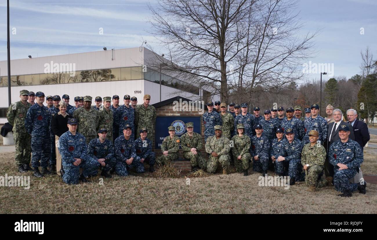 - DAHLGREN, en Virginie (janv. 16, 2018) - Les participants à la deuxième assemblée annuelle de l'air intégré et la défense antimissile (IAMD WTI) Re-Blue cas posent pour une photo à la surface de combat naval et Centre de développement de la mine (SMWDC) IAMD Division à Dahlgren, Va. Re-Blue les événements sont un investissement dans l'équipe que le WTI sont l'occasion pour SITA de renouer avec des pairs et discuter des derniers développements à l'appui tactique dans des opérations de la flotte. Cette année, l'IAMD une formation axée sur l'apprentissage et la démonstration de compétence avec l'IAMD parution Boîte à outils, qui permettra aux unités de la flotte de condu Banque D'Images