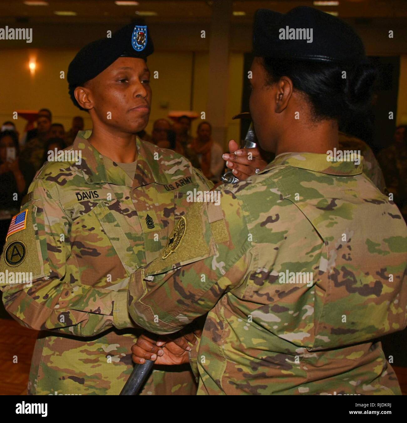 Le Sgt commande. Le major Priscilla Davis (l.), nouveau leader de la haute s'enrôle, saisit le sous-officier épée du major Felisia Hibbler, 5e Bataillon de la direction de Recrutement médical, au cours d'une cérémonie de changement de responsabilité du bataillon le 19 janvier à l'hôtel El Tropicano Riverwalk au centre-ville de San Antonio. Le Sgt commande. Le major Jesse Castellano (non illustré), le CSM sortant, passe à l'US Army Medical Brigade de recrutement à Fort Knox, Ky., où il sera le premier chef d'enrôlés. Banque D'Images