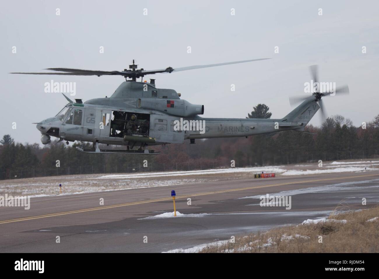 Corps des Marines américains UH-1Y Venom affectés à l'Escadron d'hélicoptères d'attaque légère Marine 167 décolle de l'Aérodrome de Fort McCoy, au Wisconsin, le 20 janvier 2018. Ullr Shield est un exercice visant à améliorer 2'aile de sa capacité dans des environnements grand froid. Banque D'Images