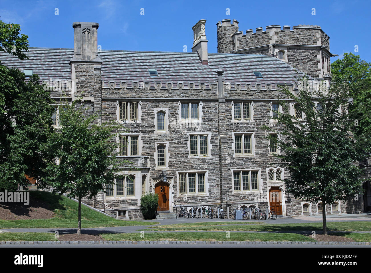 PRINCETON, NJ - juin 2012. L'Université de Princeton a un campus sans voiture avec d'élégants bâtiments en pierre, dans un style gothique, comme ce Banque D'Images