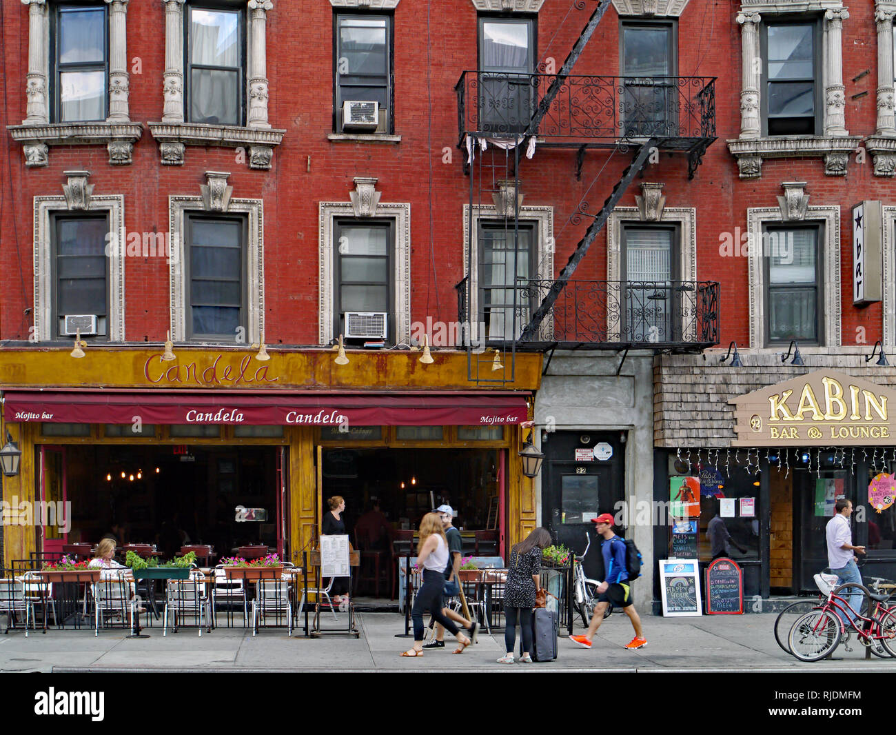 La région de l'East Village de Manhattan sur la 2e Avenue, préserve les vieux bâtiments art déco avec des dessins et couleur A Banque D'Images