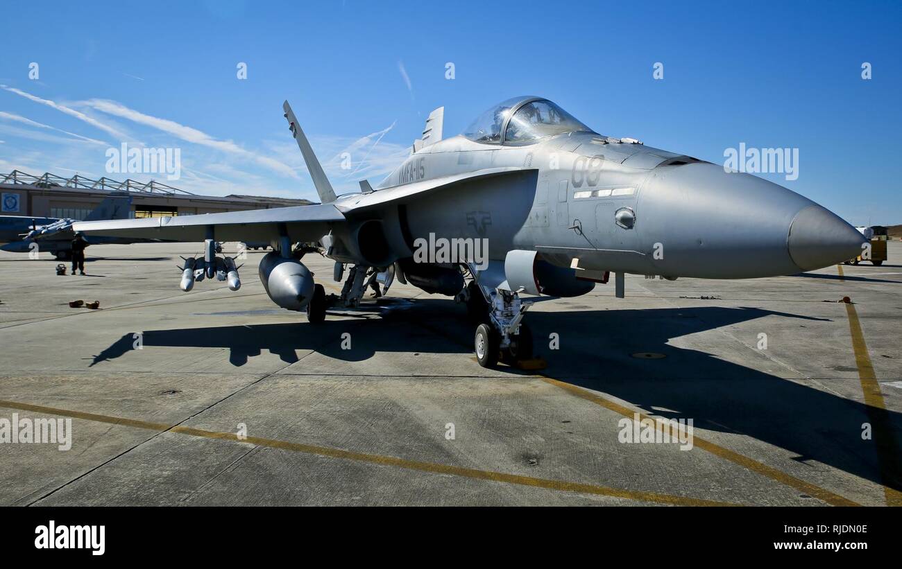 Marines effectuer vérifications avant vol à bord du Marine Corps Air Station Beaufort, le 22 janvier. Le pilote de l'avion est l'un des quatre aviateurs dans la Division de marines tactiques bien sûr. Dans MDTC, d'aviateurs de MAG-31 sont enseignés à être des experts dans l'air-air de la portée visuelle fomentées au sein et au-delà de la portée visuelle. Murray est l'agent d'ordonnancement avec Marine Fighter Attack Squadron 115, MAG-31. Banque D'Images