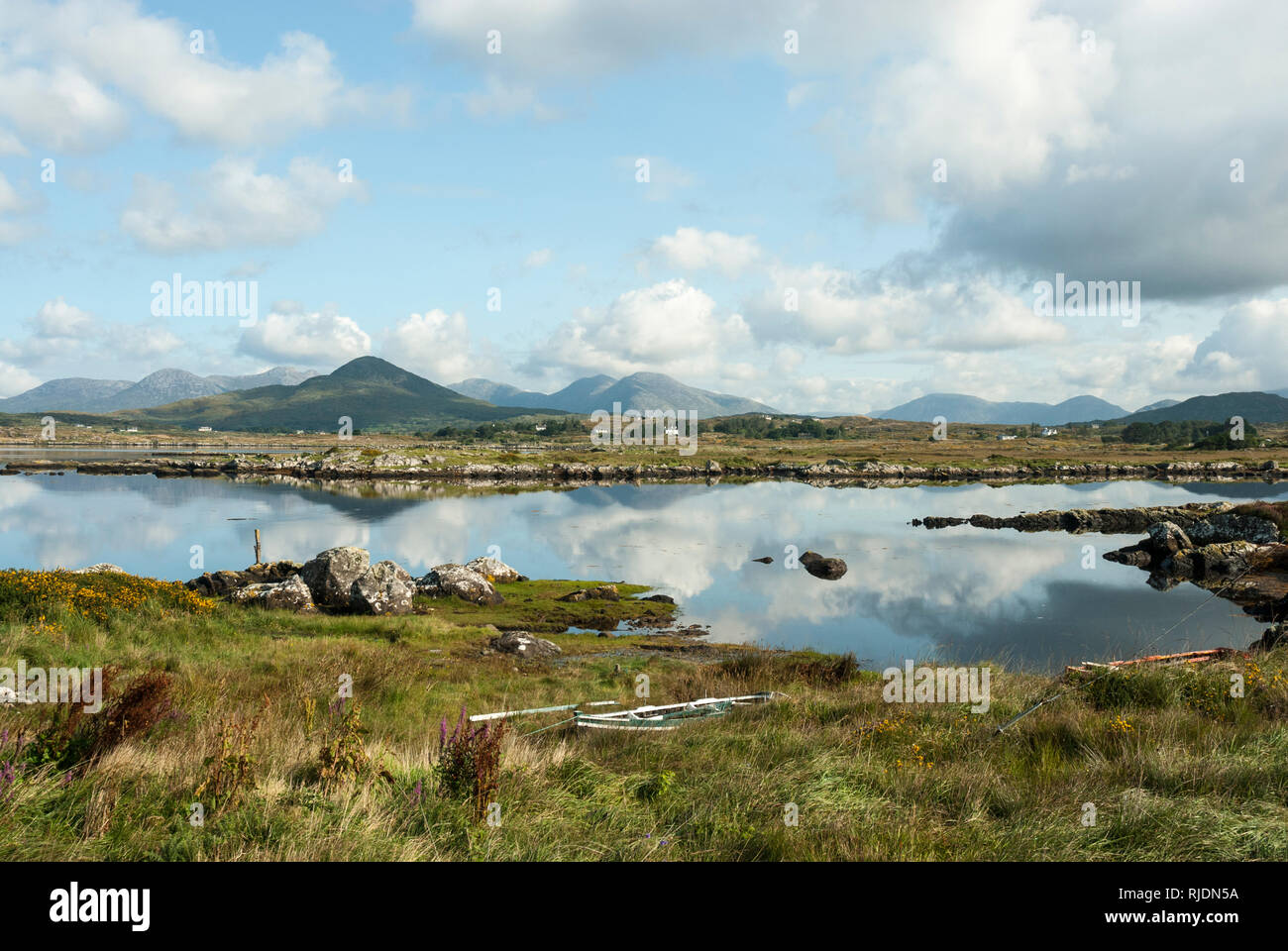 Réflexions sur un jour étés dans le paisible Derryclare Lough avec les montagnes Twelve Bens à l'arrière-plan. Banque D'Images