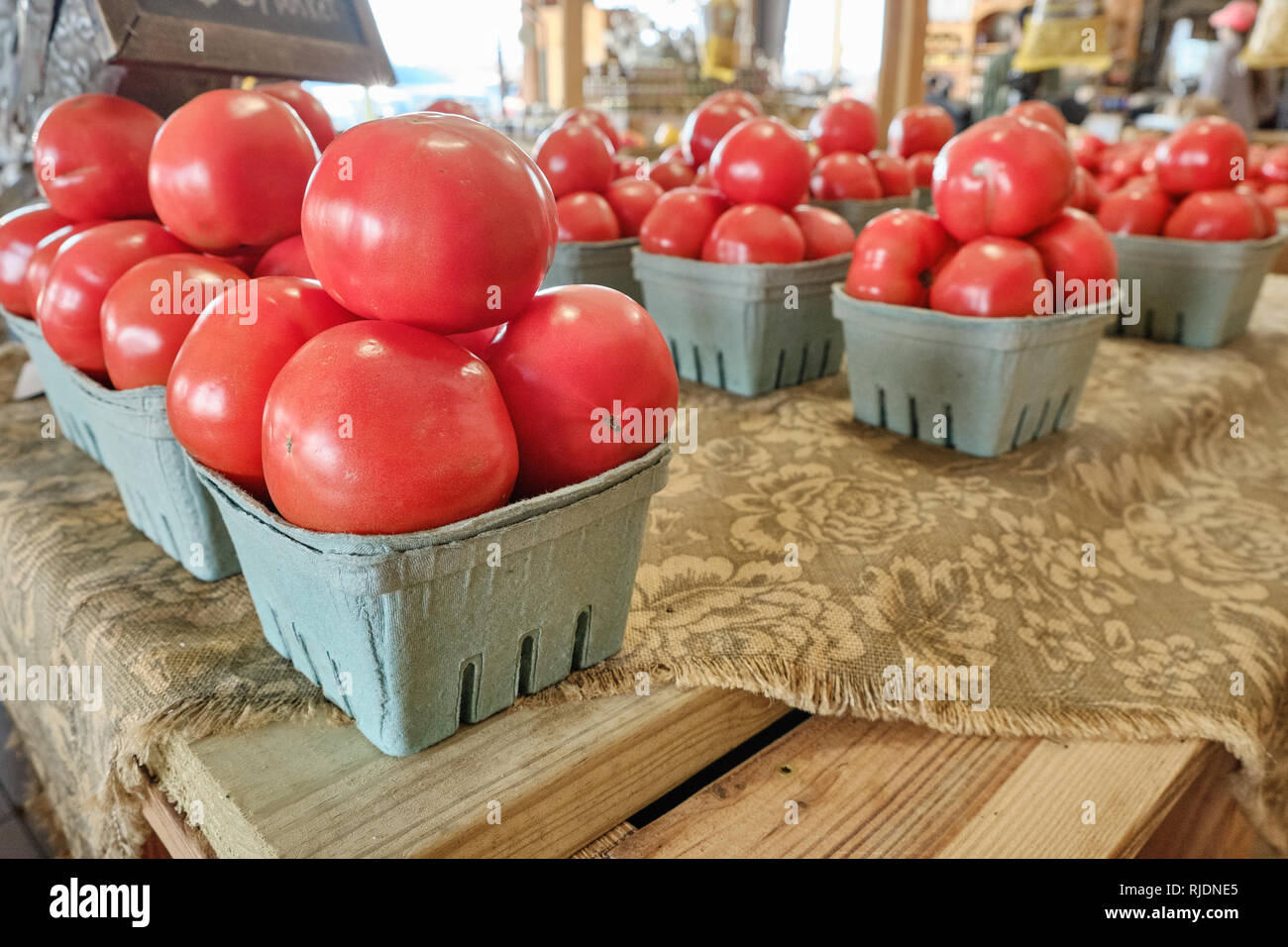 Farm Fresh tomates Beefsteak sur l'affichage pour la vente dans un marché fermier de l'Alabama rural au bord ou dans le marché Pike Road New York, USA. Banque D'Images