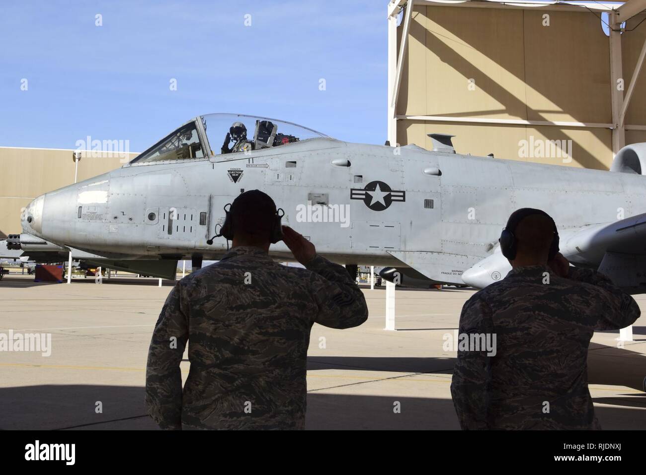 Le capitaine de l'US Air Force, Wilton Cody A-10C Thunderbolt II, commandant de l'équipe de démonstration rend un hommage à l'Tech. Le Sgt. Hale Bradley, l'équipe de démo A-10 artisan propulsion aéronautique et le sergent. Nick Reider, l'équipe de démo A-10 chef d'équipe dédiée, avant un vol de démonstration pratique à la base aérienne Davis-Monthan Air Force Base, en Arizona, le 16 janvier 2018. L'A-10 se produira à l'équipe de démonstration aérienne 20 montre pour la première fois en sept ans pour la saison 2018, mettant en valeur les capacités de l'A-10 L'équipe de démo. Banque D'Images