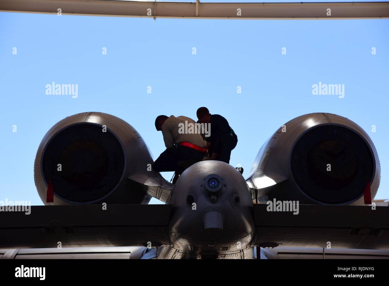 Le personnel de l'US Air Force Sgt. Nick Reider et Levi Barnes, A-10C Thunderbolt II L'équipe de démonstration de l'équipe dédiée, chefs d'un groupe spécial sécurisé sur un A-10 à la base aérienne Davis-Monthan Air Force Base, en Arizona, le 23 janvier 2018. L'équipe de démonstration A-10 et A-10 les pilotes de vol du patrimoine sont prévues à l'appui d'un vol du patrimoine flyover lors des cérémonies d'ouverture de Super Bowl IIL à Minneapolis, Minnesota. Banque D'Images