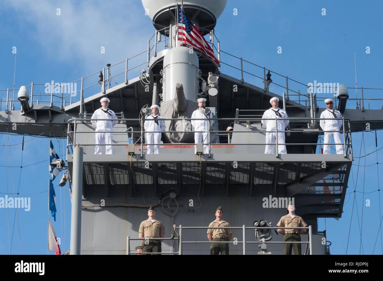 PEARL HARBOR (janv. 24, 2018) marins et Marines à bord du navire de débarquement quai amphibie USS Pearl Harbor (LSD 52) stand au reste de la parade que le navire quitte New York après une visite du port. Pearl Harbor est une partie de l'Amérique du groupe amphibie, à 15e Marine Expeditionary Unit (MEU) 15e, est de retour d'un déploiement de 7 mois aux États-Unis 3e, 5e et 7e flotte zone d'opérations. Banque D'Images