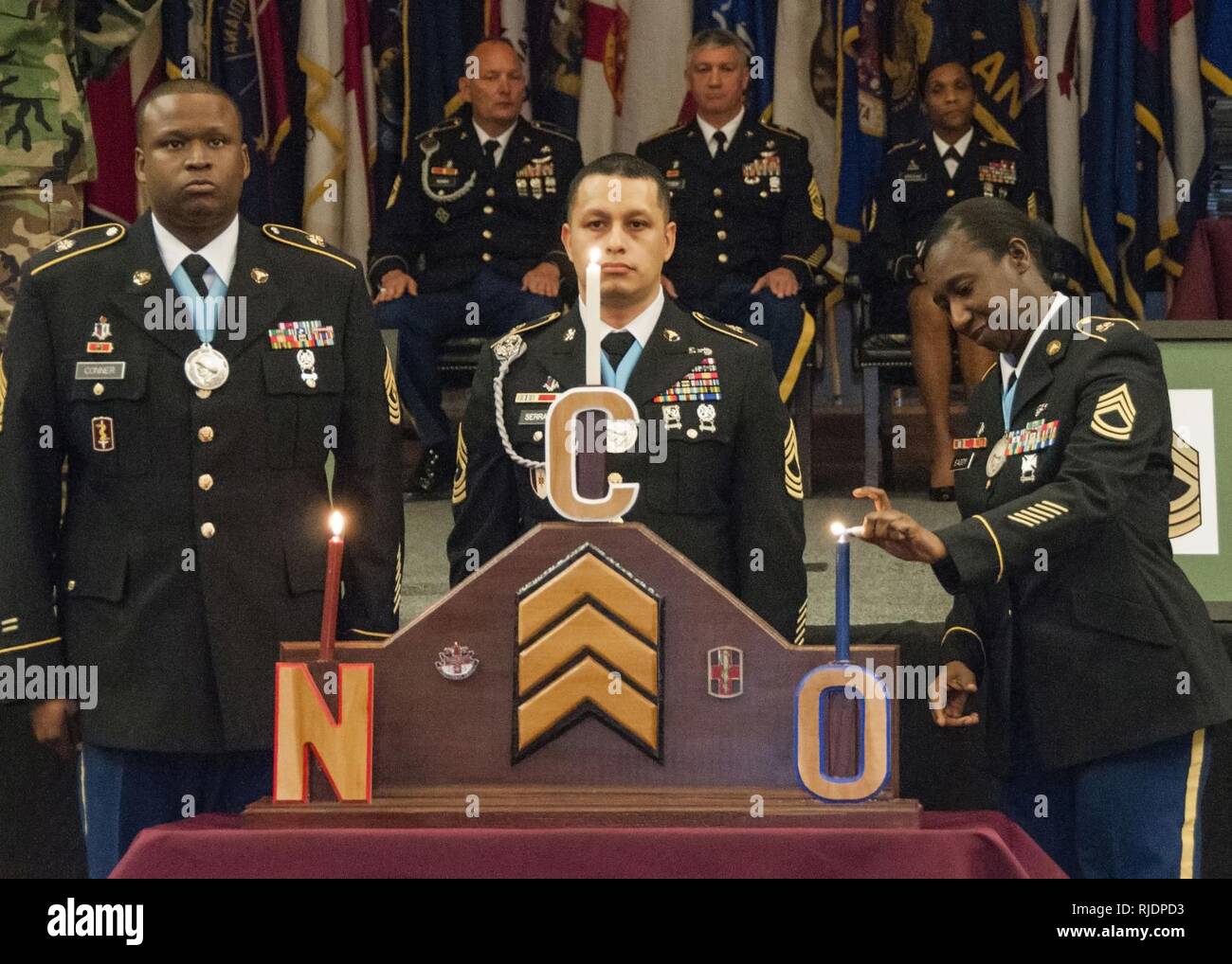 Sous-officiers allumer des bougies représentant les valeurs et l'éthique du corps des officiers militaires de l'armée américaine lors d'une cérémonie d'intronisation au corps des sous-officiers nouvellement accueillant intronisé sous-officiers du corps à la Sage Hall, Fort Bliss, Texas, le 24 janvier. Plus de 50 sous-officiers appartenant à la 31e Hôpital de soutien au combat et William Beaumont Army Medical Center ont été intronisé au sous-officiers. Banque D'Images