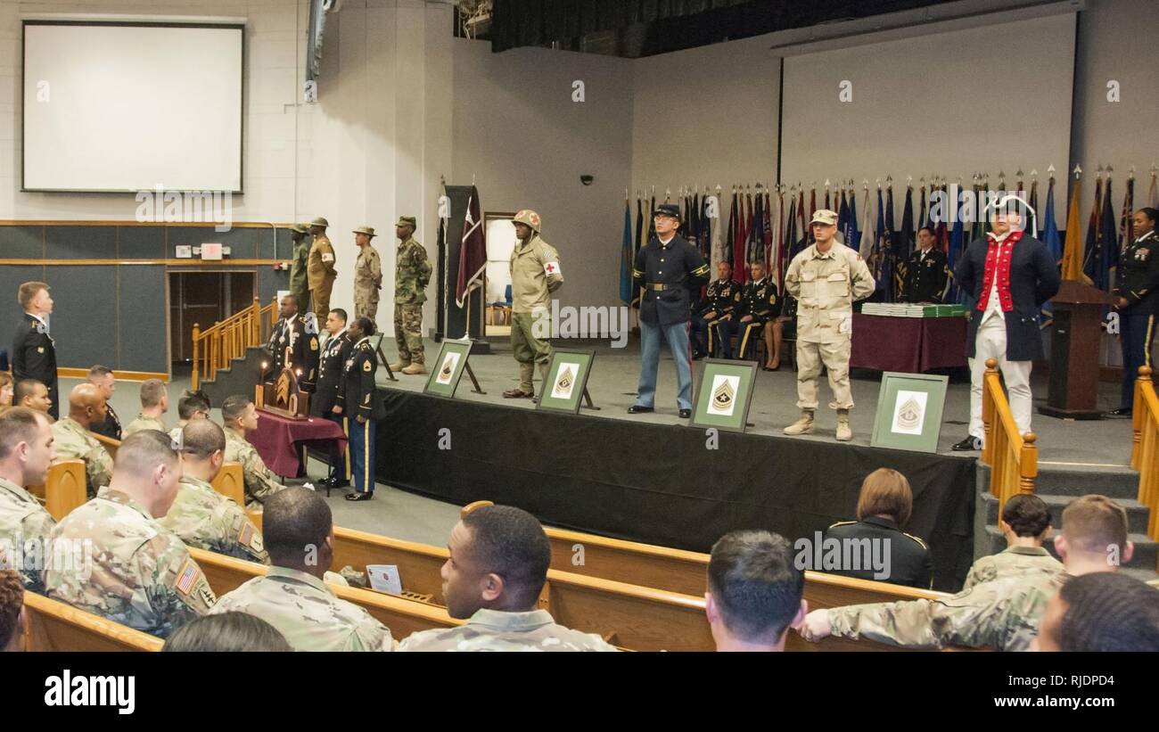 Modèle sous-officiers différentes époques de l'uniforme des sous-officiers de l'armée américaine lors d'une cérémonie d'intronisation du corps des sous-officiers nouvellement accueillant intronisé sous-officiers du corps à la Sage Hall, Fort Bliss, Texas, le 24 janvier. Plus de 50 sous-officiers appartenant à la 31e Hôpital de soutien au combat et William Beaumont Army Medical Center ont été intronisé au sous-officiers. Banque D'Images