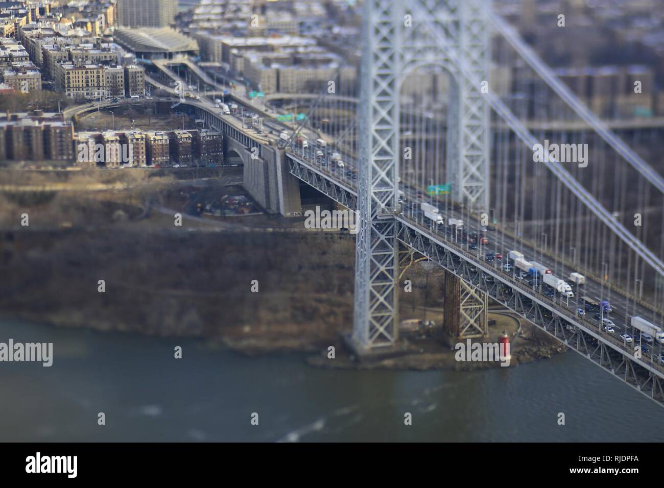 Une vue aérienne du pont George Washington et Fort Washington Park, New York), comme vu à partir d'une Garde nationale du New Jersey UH-60L Black Hawk sur un vol d'entraînement, le 24 janvier 2018. Les aviateurs de l'armée du 1er Bataillon d'hélicoptères d'assaut, 150e Régiment d'aviation sont tenus de se familiariser avec le domaine des règles de vol spécial d'Hudson sur la ville de New York. Banque D'Images