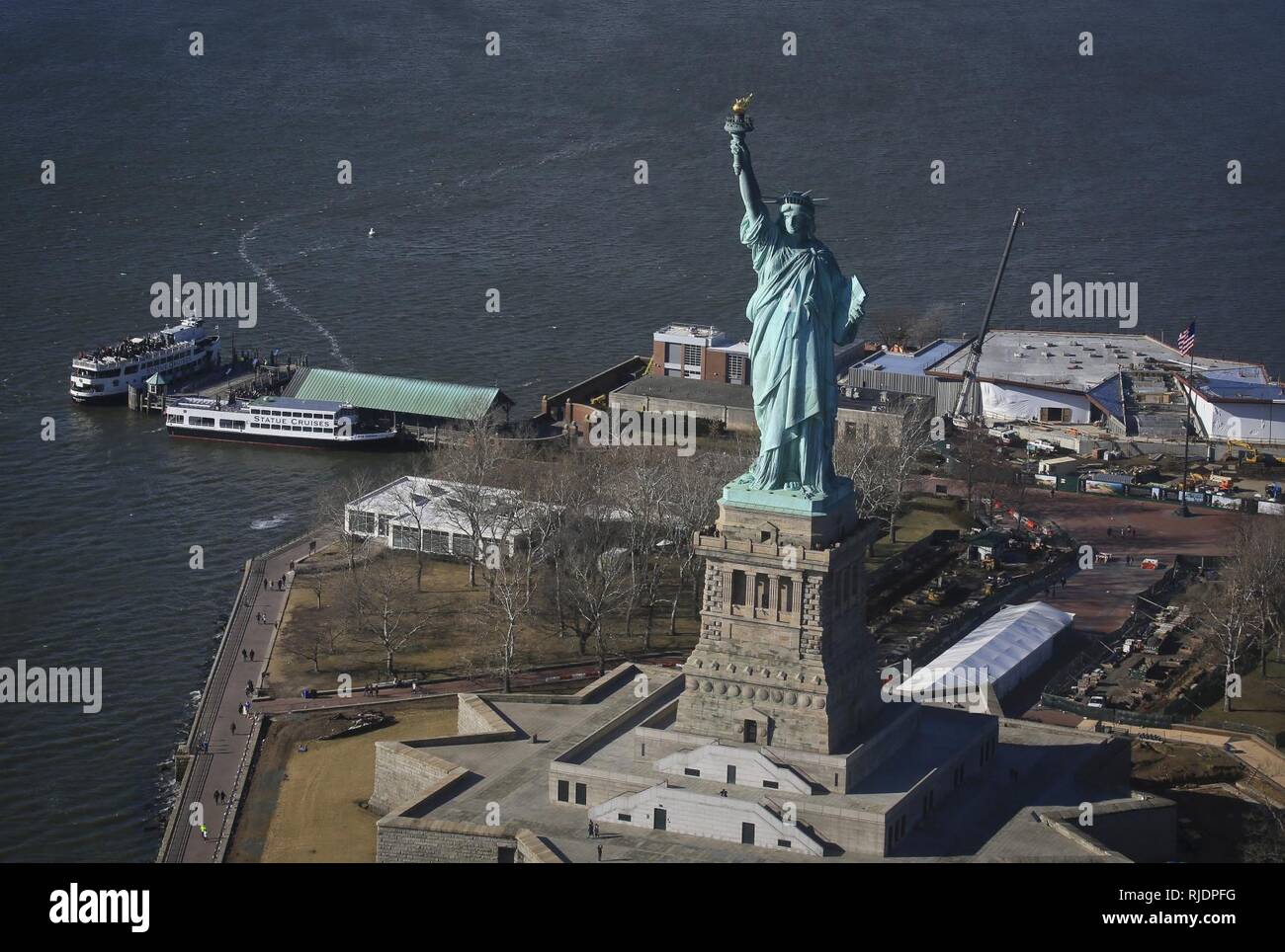 Une vue aérienne de la Statue de la liberté, sur Liberty Island à New York Harbor, comme vu à partir d'une Garde nationale du New Jersey UH-60L Black Hawk lors d'un vol d'entraînement, le 24 janvier 2018. Les aviateurs de l'armée du 1er Bataillon d'hélicoptères d'assaut, 150e Régiment d'aviation sont tenus de se familiariser avec le domaine des règles de vol spécial d'Hudson sur la ville de New York. Banque D'Images