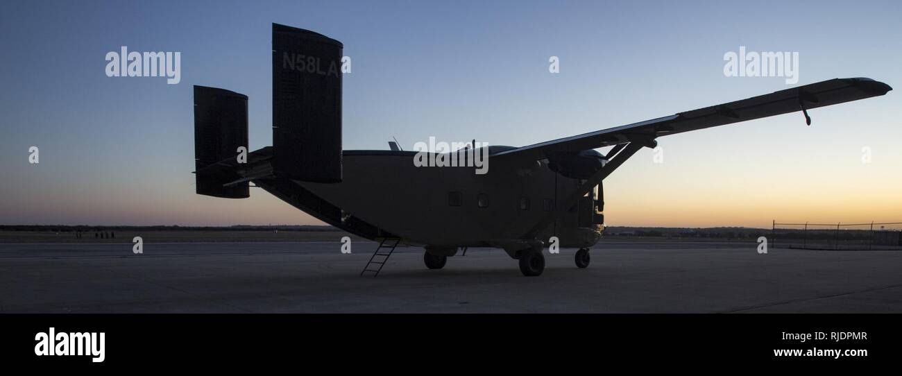 Un court-SC.7 Skyvan, un avion civil, utilisé par la Compagnie Charlie, Bataillon de Reconnaissance 2d, 2d Marine Division, est mis en scène à l'extérieur d'un hangar de Temple, TX, le 22 janvier 2018. L'objectif de formation d'insertion en chute libre est de placer une équipe de reconnaissance en toute sécurité et en étroite collaboration pour mener des reconnaissances au sol, de la surveillance, de l'espace de combat, de façonnage, d'envergure limitée et raids en soutien de la Marine Expeditionary Force (MEF), d'autres groupes de travail air-sol, ou une force conjointe. Banque D'Images
