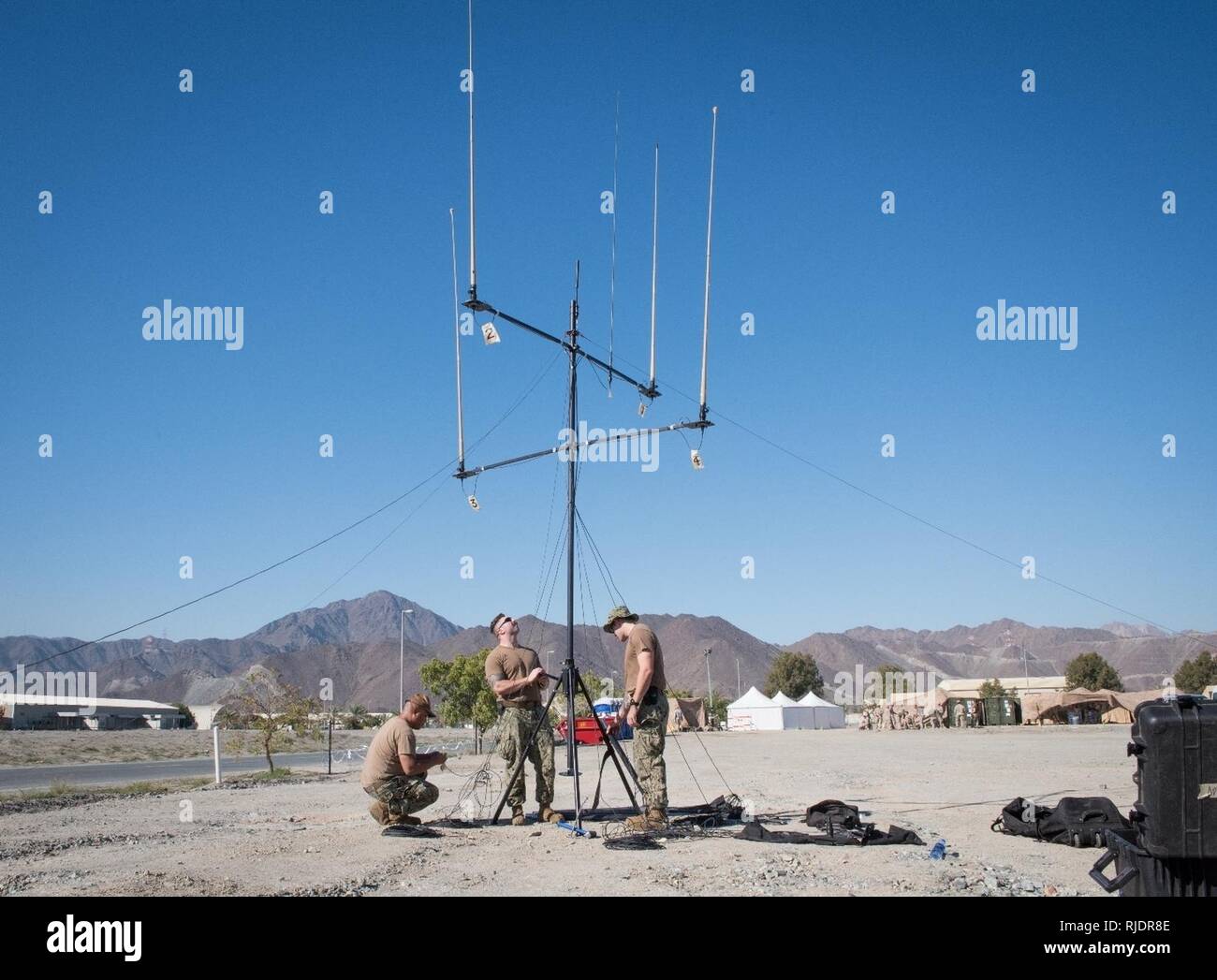 FUJAIRAH, Émirats Arabes Unis (janvier 1985). 13, 2018) Les marins de la Marine américaine, affectés à la plage de la Marine Groupe 1, la construction d'une antenne de communication autochtones pendant 18 ans. Fury L'exercice est conçu pour former les Marine-Air Terrain Force-Native Tâche Fury Marines et marins de la Marine américaine dans les opérations de la force et de prépositionnement maritime vise à accroître la compétence, étendre les niveaux de coopération, de renforcer les capacités maritimes, et à promouvoir la stabilité régionale à long terme et l'interopérabilité entre les Émirats arabes unis et les États-Unis. Banque D'Images