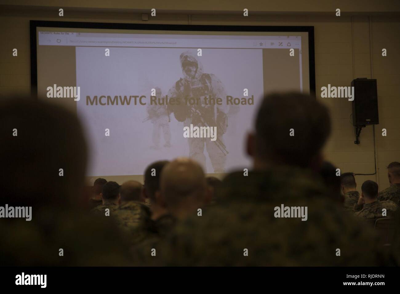 Marines avec la Force Arctic Edge participer à une classe sur la survie par temps froid à Marine Corps Formation Centre de formation de la guerre en montagne, Bridgeport, Californie, le 23 janvier 2018. Environ 90 soldats ont participé à la semaine où ils ont appris les techniques de survie, comment traverser un terrain montagneux et le froid d'entretien d'armes. La formation préparera les Marines de la force conjointe de l'exercice formation Artic Edge dans le nord de l'Alaska, qui exposera des Marines de la péninsule de conditions météorologiques extrêmes. Banque D'Images