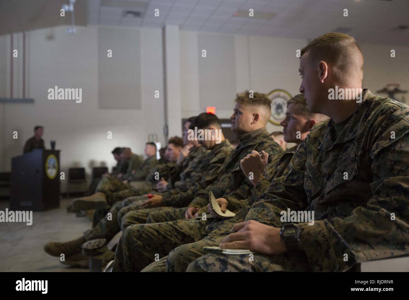 Marines avec la Force Arctic Edge participer à un cours sur la sensibilisation à la santé de la montagne par temps froid à Marine Corps Formation Centre de formation de la guerre en montagne, Bridgeport, Californie, le 24 janvier 2018. Environ 90 soldats ont participé à la semaine où ils ont appris les techniques de survie, comment traverser un terrain montagneux et le froid d'entretien d'armes. La formation préparera les Marines de la force conjointe de l'exercice formation Artic Edge dans le nord de l'Alaska, qui exposera des Marines de la péninsule de conditions météorologiques extrêmes. Banque D'Images