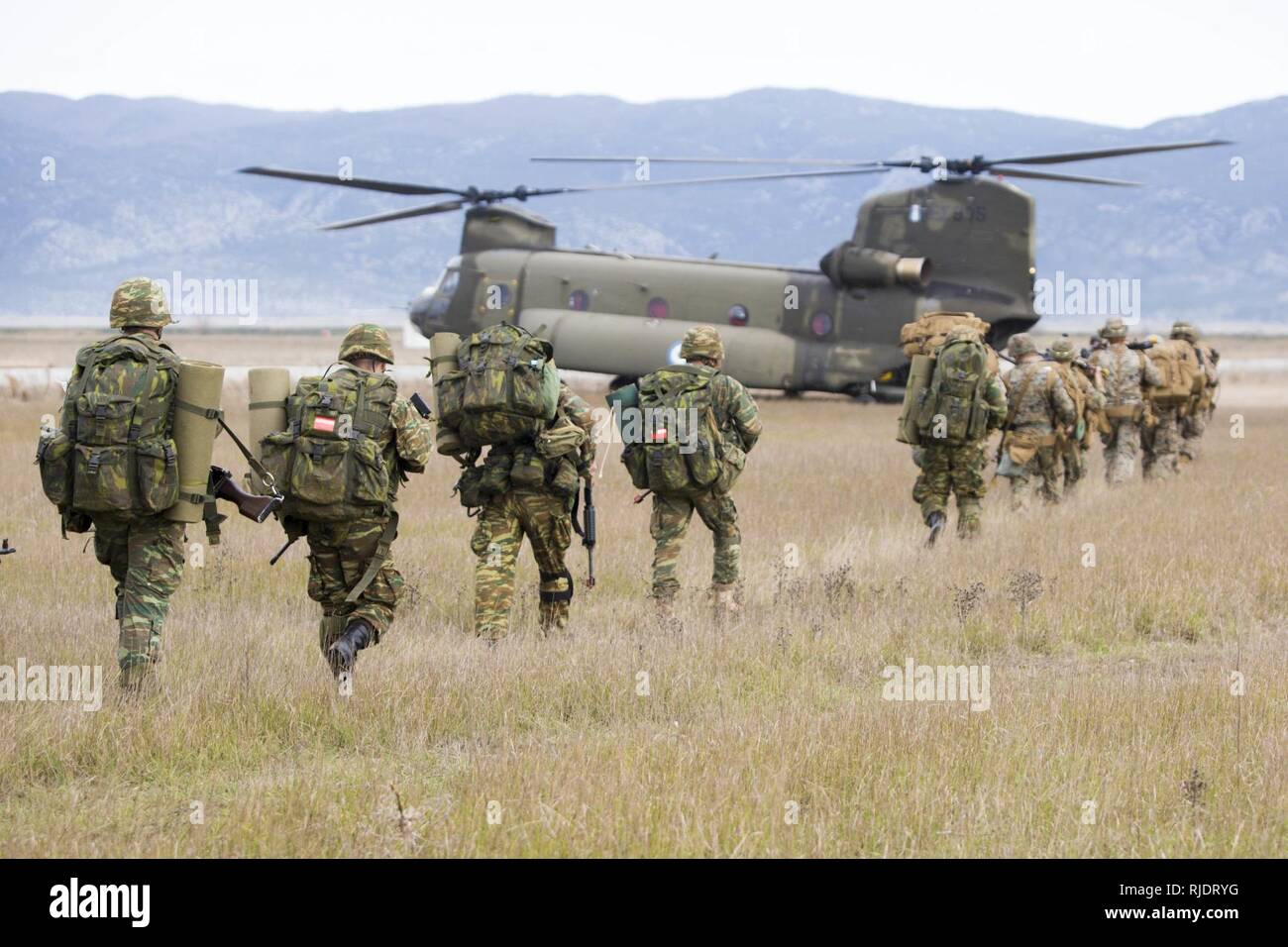 Marines avec la Force de rotation de la mer Noire et 17,2 avec des marines grecque 32e Brigade se préparent à mener de force contre force pendant l'exercice Alexandre le Grand à Volos, en Grèce le 17 janvier. Les Marines des États-Unis sont la formation aux côtés de leurs homologues grecs de renforcer un partenariat déjà solide et de l'OTAN de soutenir la paix et la stabilité dans la région. Banque D'Images