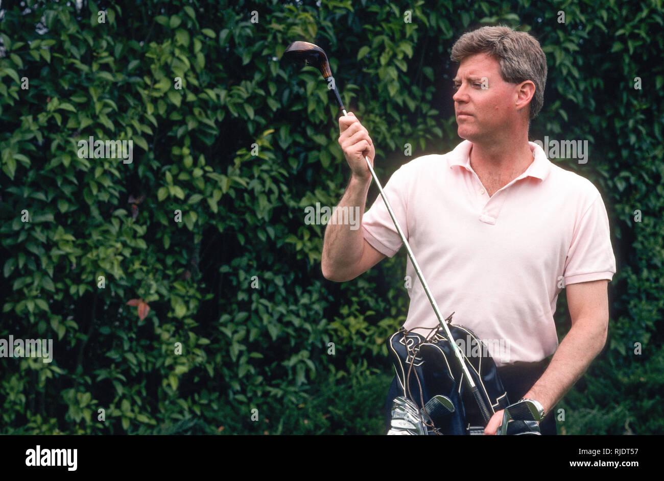 Des années 80, l'homme prépare à jouer au golf, USA Banque D'Images