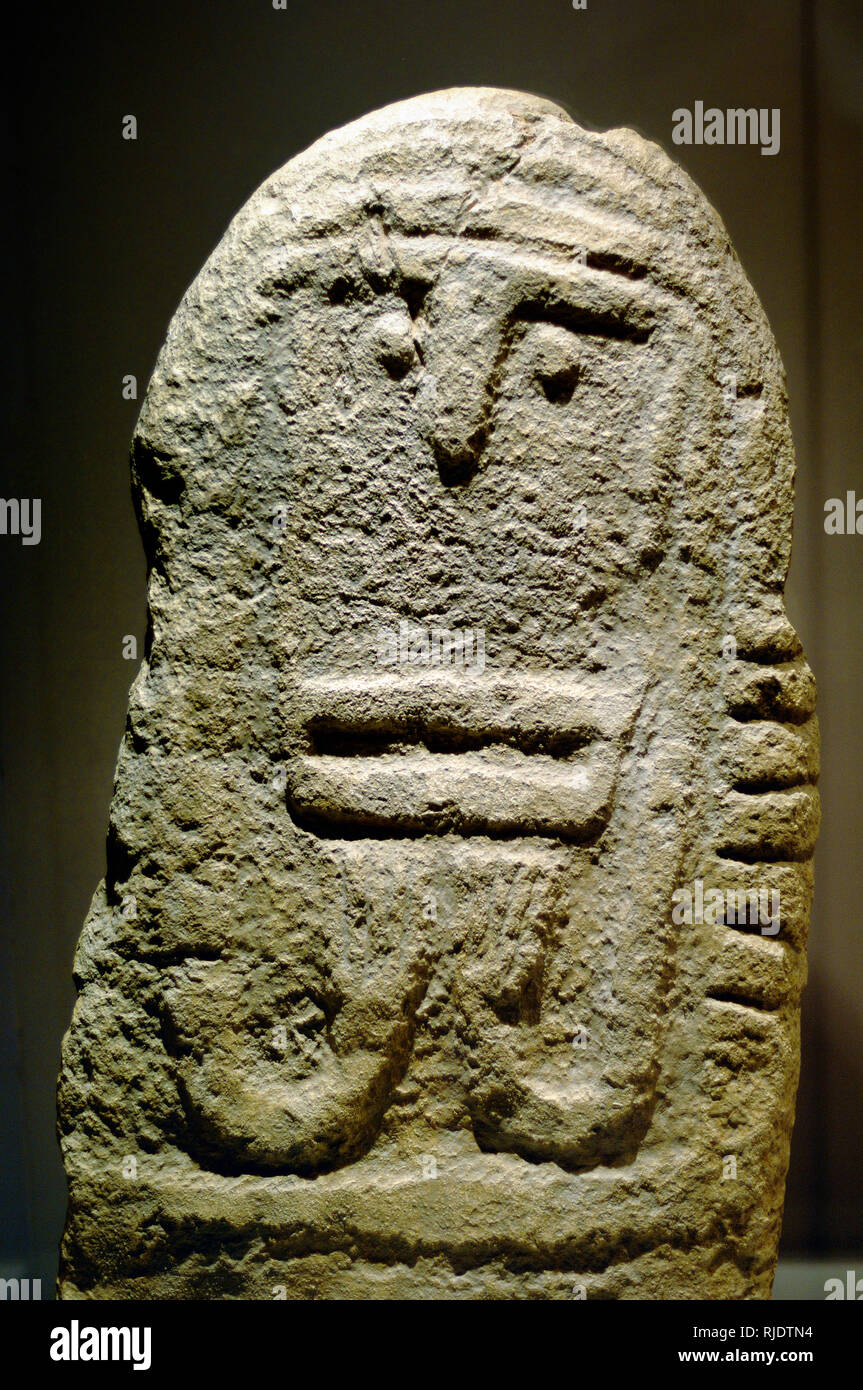 Stéle néolithique (2500 avant J.-C.) ou d'un monument avec Bas-Relief Sculpture Face de : Maison Aube, Quissac Gard France Banque D'Images