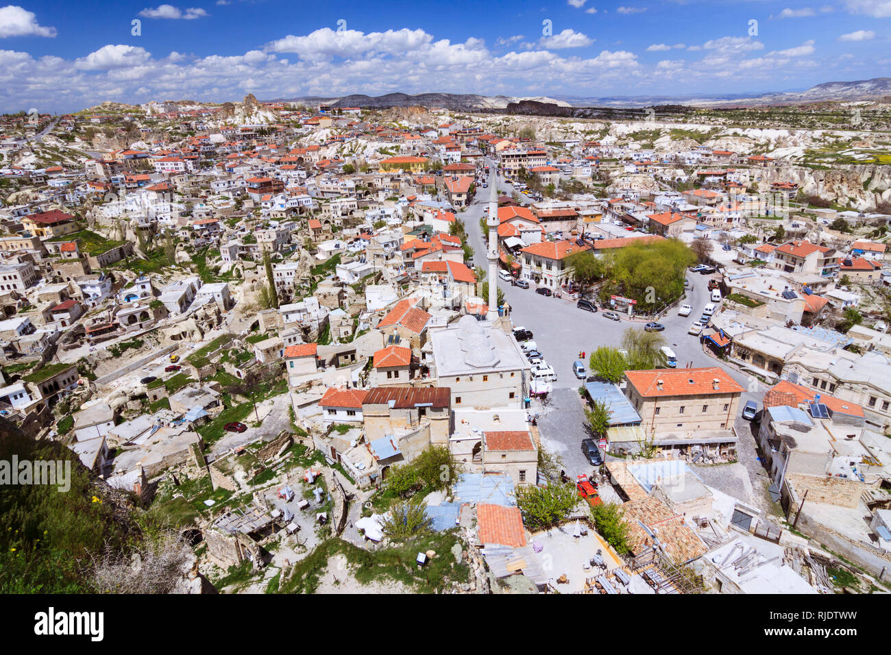 Ortahisar, province de Nevşehir, région de Cappadoce, Turquie : High angle view d'Ortahisar comme vu du haut de la roche-cut château, dans le centre de th Banque D'Images
