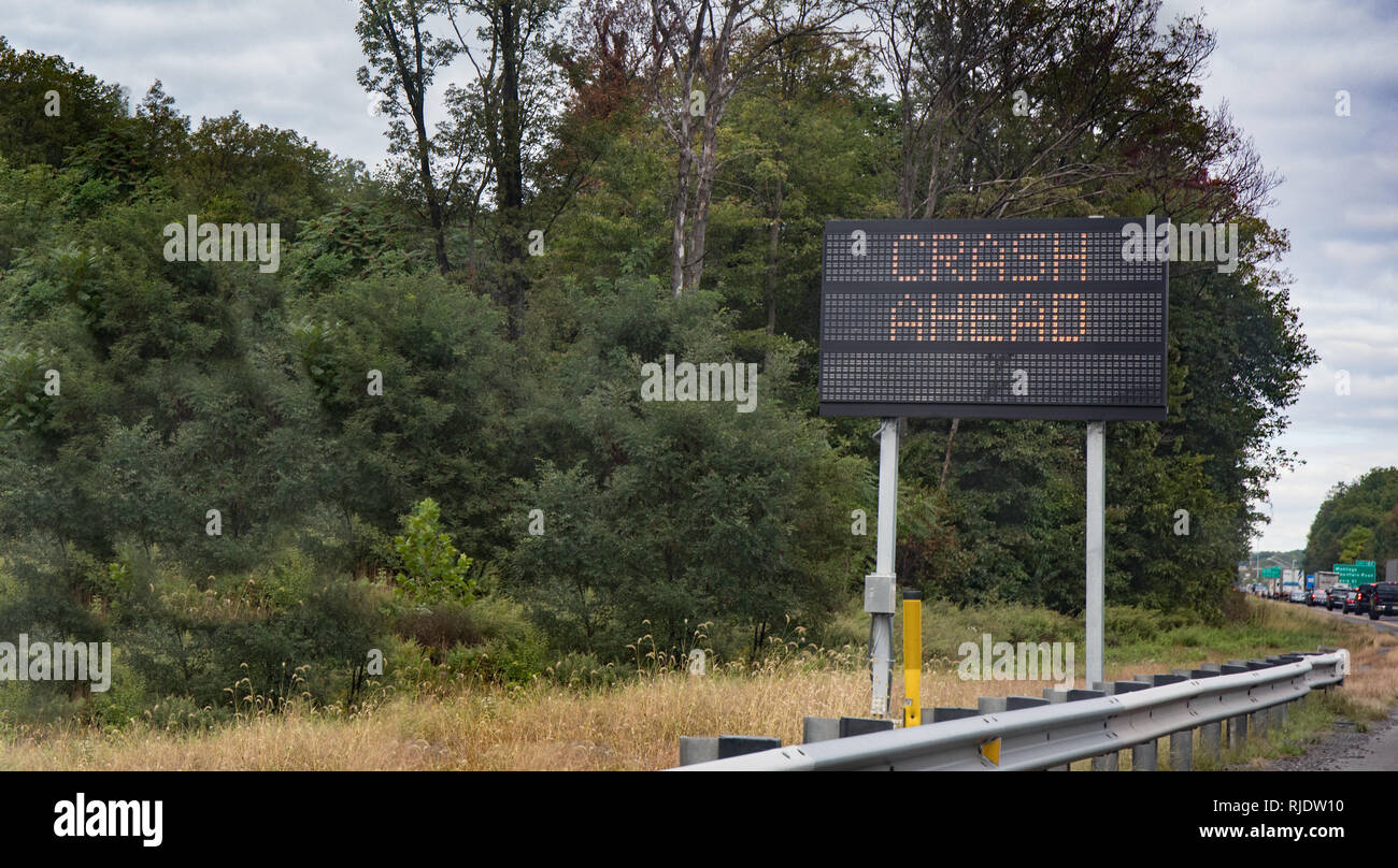 Une bouilloire signer les automobilistes d'avertissement de collision de l'avant avec le trafic de sauvegarde. Banque D'Images