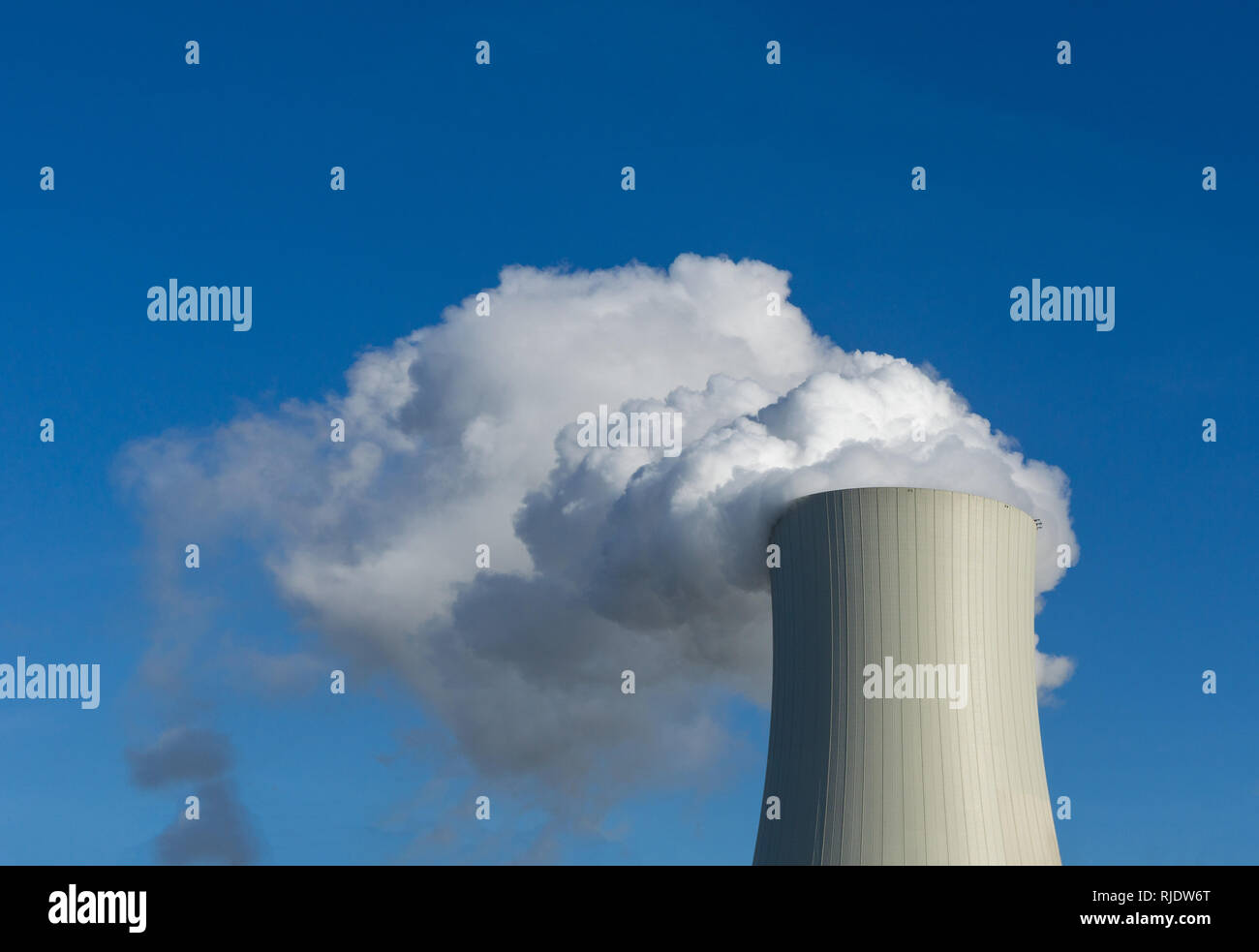 La fumée dans une tour de refroidissement d'une centrale à charbon Banque D'Images