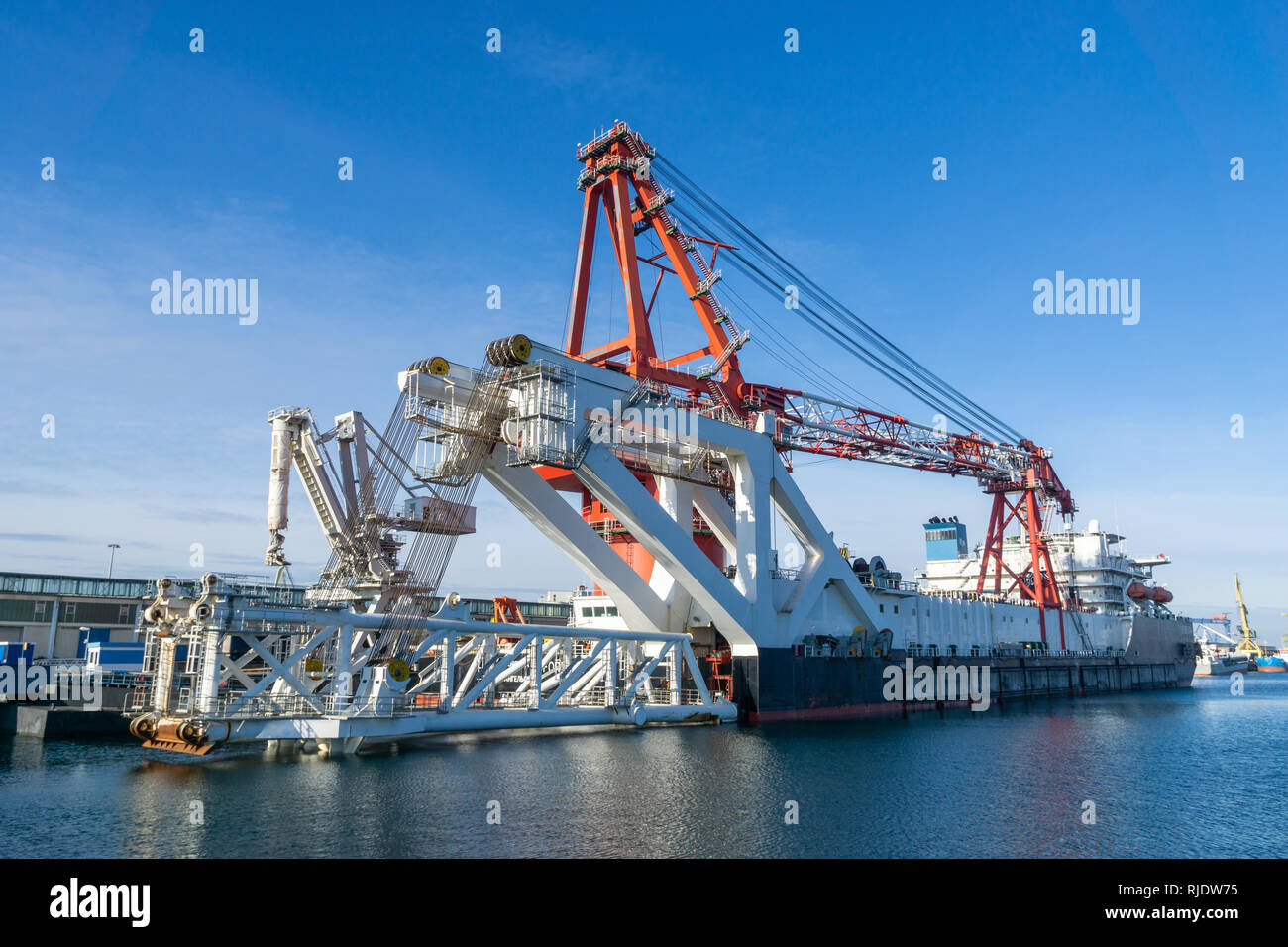 Poids lourds avec navire Crane - grue flottante dans le port Banque D'Images