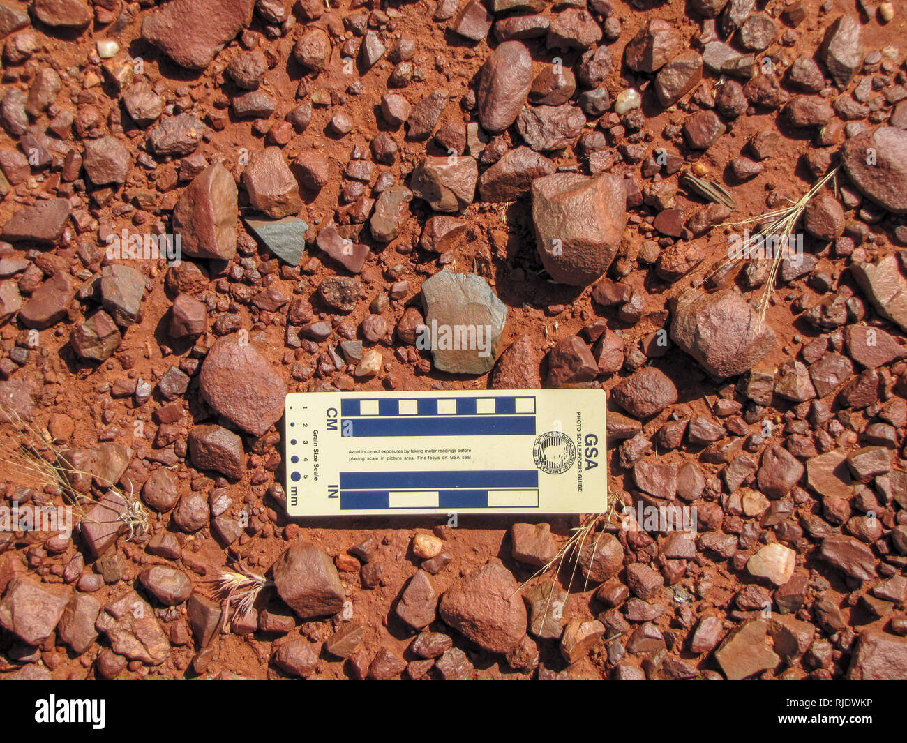 Au cours de la production d'outils en pierre, cette fragmentation en fragments se leva, qui ont été trouvés dans l'ouest de l'Australie, de Pilbara en 2011. Banque D'Images