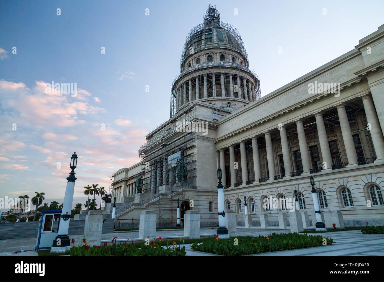 Voir d'un côté à El Capitolio National Capitol Building, à La Havane, Cuba en 2016 pendant la restauration Banque D'Images