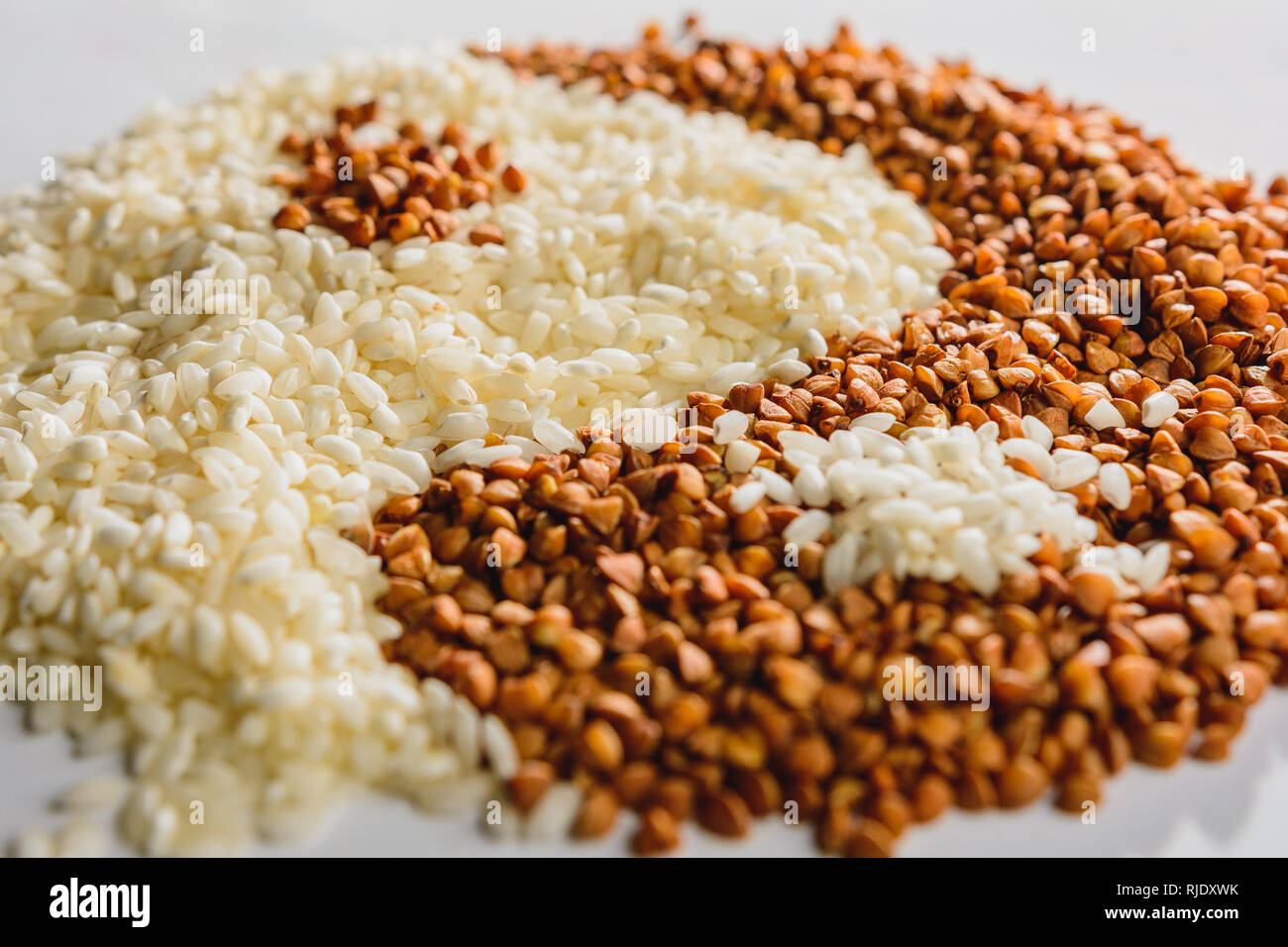 Le symbole du yin yang est du sarrasin et de riz, la texture. 2019 Banque D'Images