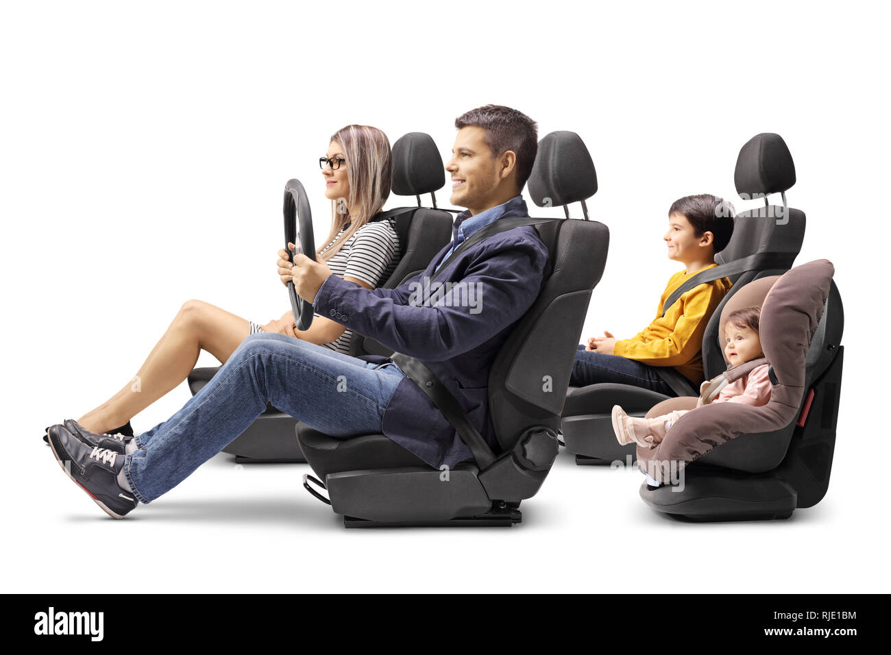 Tourné sur toute la longueur d'une famille de quatre personnes dans des sièges de voiture avec un attaché leur ceinture de sécurité isolé sur fond blanc Banque D'Images