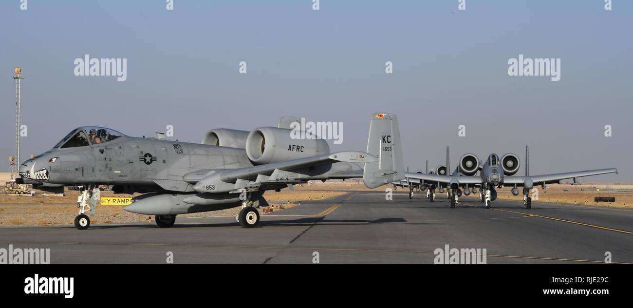 A-10 Thunderbolt II, attribué à Whiteman Air Force Base, arriver à l'aérodrome de Kandahar, Afghanistan, le 19 janvier 2018. Us Air Forces Central Command réaligné airpower à USFOR-Combined-Joint une zone d'opération (CJOA) pour appuyer l'accroissement des opérations à l'appui de l'appui résolu et le fonctionnement de la Mission de la liberté de la Sentinelle. Banque D'Images