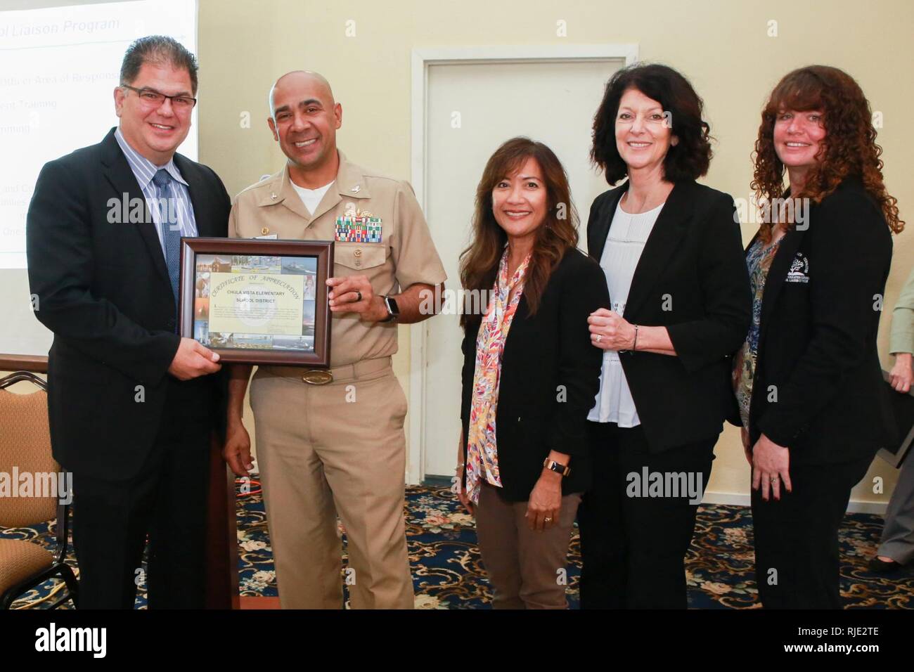 SAN DIEGO (janv. 17, 2018) Le capitaine Roy Love (deuxième à gauche), commandant de la base navale de San Diego (NBSD) et Chanin Massaglia (droite), agent de liaison scolaire NBSD (SLO), présent Chula Vista Elementary School District représentants un certificat d'appréciation pour soutenir l'éducation des jeunes militaires de la région de San Diego. NBSD accueilli plusieurs surintendances des écoles et des représentants de districts de San Diego County pour une séance d'information qui comprend un aperçu de la flotte NBSD et les programmes familiaux et une discussion sur la manière dont l'ALS peut travailler avec les écoles de la région ainsi que la façon dont les écoles c Banque D'Images