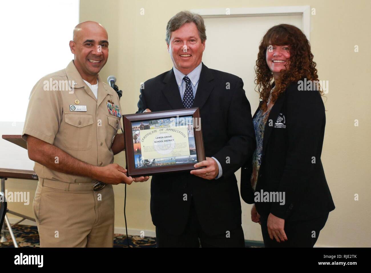 SAN DIEGO (janv. 17, 2018) Le capitaine Roy Love (à gauche), commandant de la base navale de San Diego (NBSD) et Chanin Massaglia (droite), agent de liaison scolaire NBSD (SLO), présent Lemon Grove School District représentant Christopher Walsh un certificat d'appréciation pour soutenir l'éducation des jeunes militaires de la région de San Diego. NBSD accueilli plusieurs surintendances des écoles et des représentants de districts de San Diego County pour une séance d'information qui comprend un aperçu de la flotte NBSD et les programmes familiaux et une discussion sur la manière dont l'ALS peut travailler avec les écoles de la région ainsi que la façon dont les écoles ca Banque D'Images