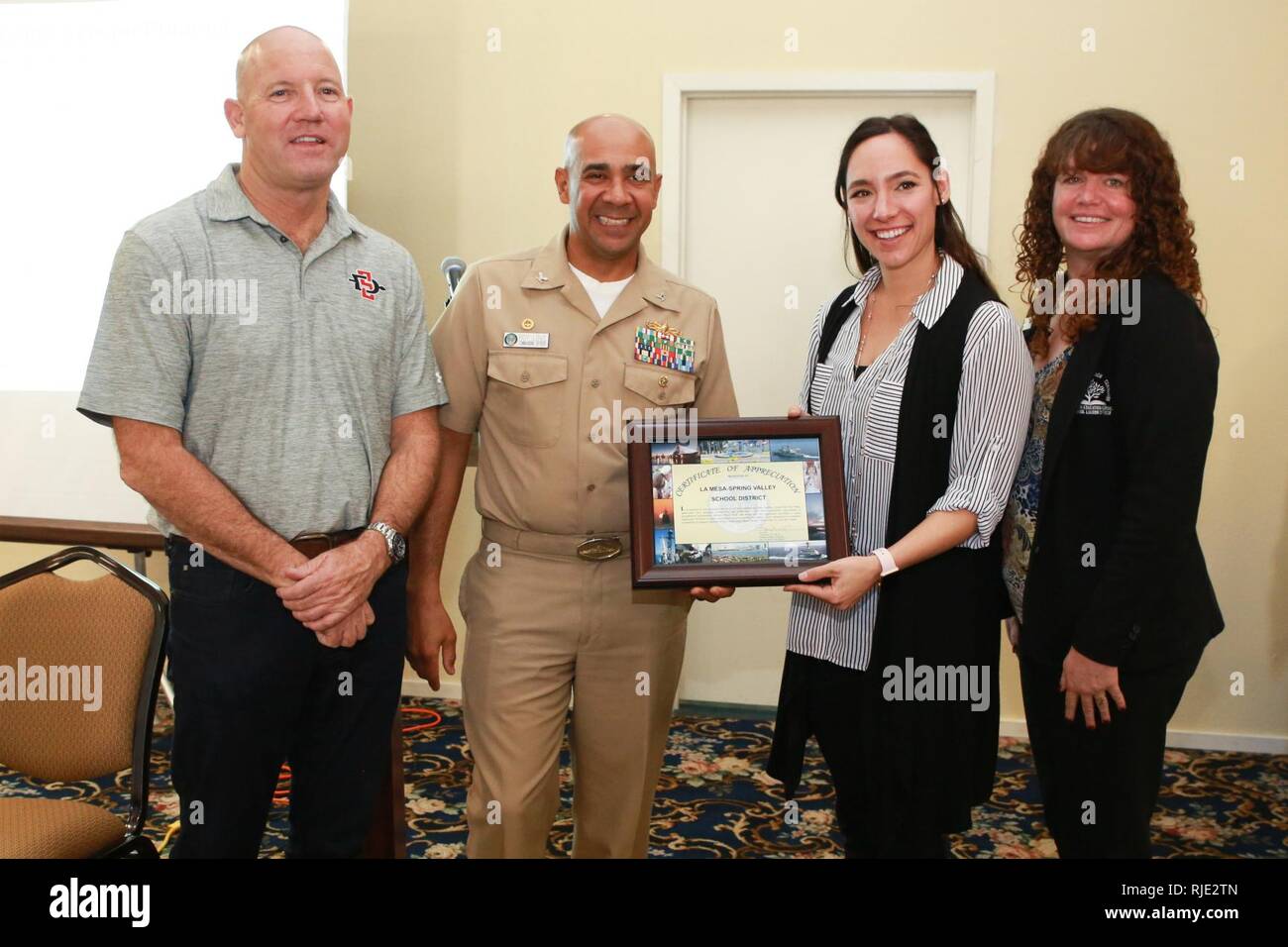 SAN DIEGO (janv. 17, 2018) Le capitaine Roy Love (centre gauche) commandant de la base navale de San Diego (NBSD) et Chanin Massaglia (droite), agent de liaison scolaire NBSD (SLO), présente la Mesa Spring Valley School District représentants Bruce Crenshaw et Aubree Gallegos Asimo un certificat d'appréciation pour soutenir l'éducation des jeunes militaires de la région de San Diego. NBSD accueilli plusieurs surintendances des écoles et des représentants de districts de San Diego County pour une séance d'information qui comprend un aperçu de la flotte NBSD et les programmes familiaux et une discussion sur la façon dont le SCRS peut travailler avec un Banque D'Images