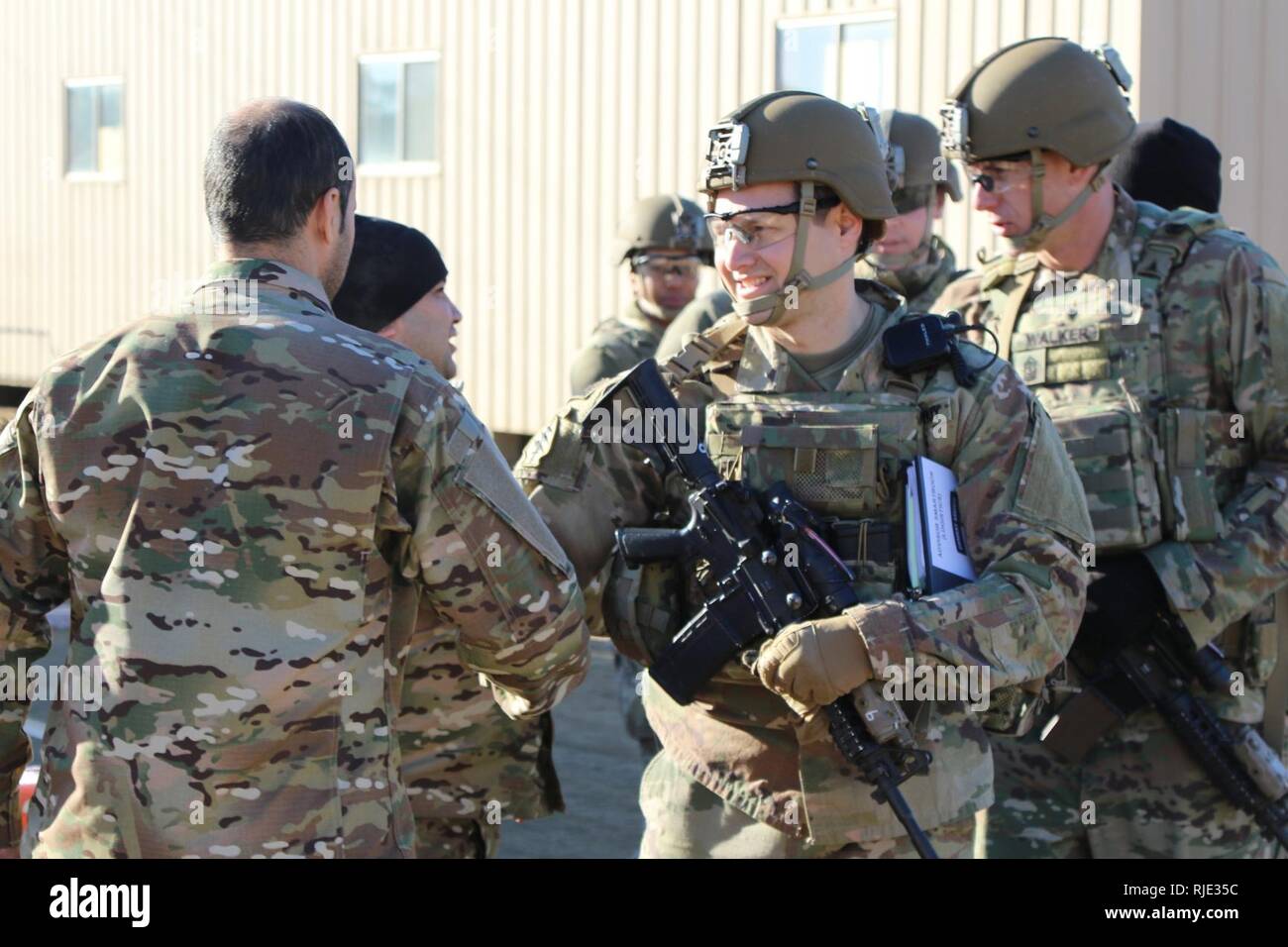 Le major Michael Pachucki et son 2e Bataillon, 1re Brigade d'aide des forces de sécurité de l'équipe de conseiller en logistique Ft. Benning, Géorgie secoue la main d'un acteur agissant en tant que membre de l'Armée nationale afghane à Fort Polk, en Louisiane, dans le cadre de l'exercice au cours de leur logistique Joint Readiness Training Center le 18 janvier 2018, la rotation. L'exercice logistique a la 1ère CCPS LATs aux côtés de l'ANA pour former, conseiller, aider, accompagner et de leur permettre de soutenir logistiquement une mission qui est transmis de corps de l'ANA. Banque D'Images