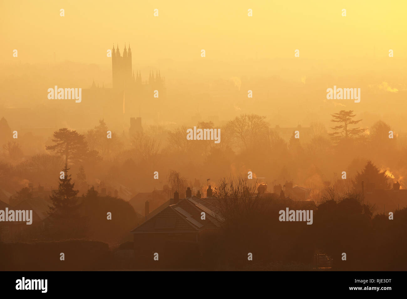 Lever de soleil sur la cathédrale de Canterbury, par un froid matin de janvier, crisp. Banque D'Images