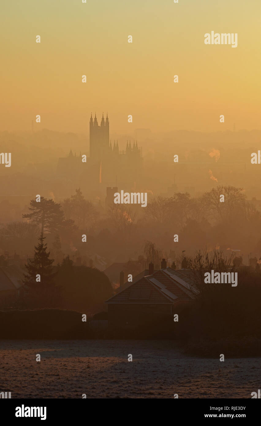 Lever de soleil sur la cathédrale de Canterbury, par un froid matin de janvier, crisp. Banque D'Images