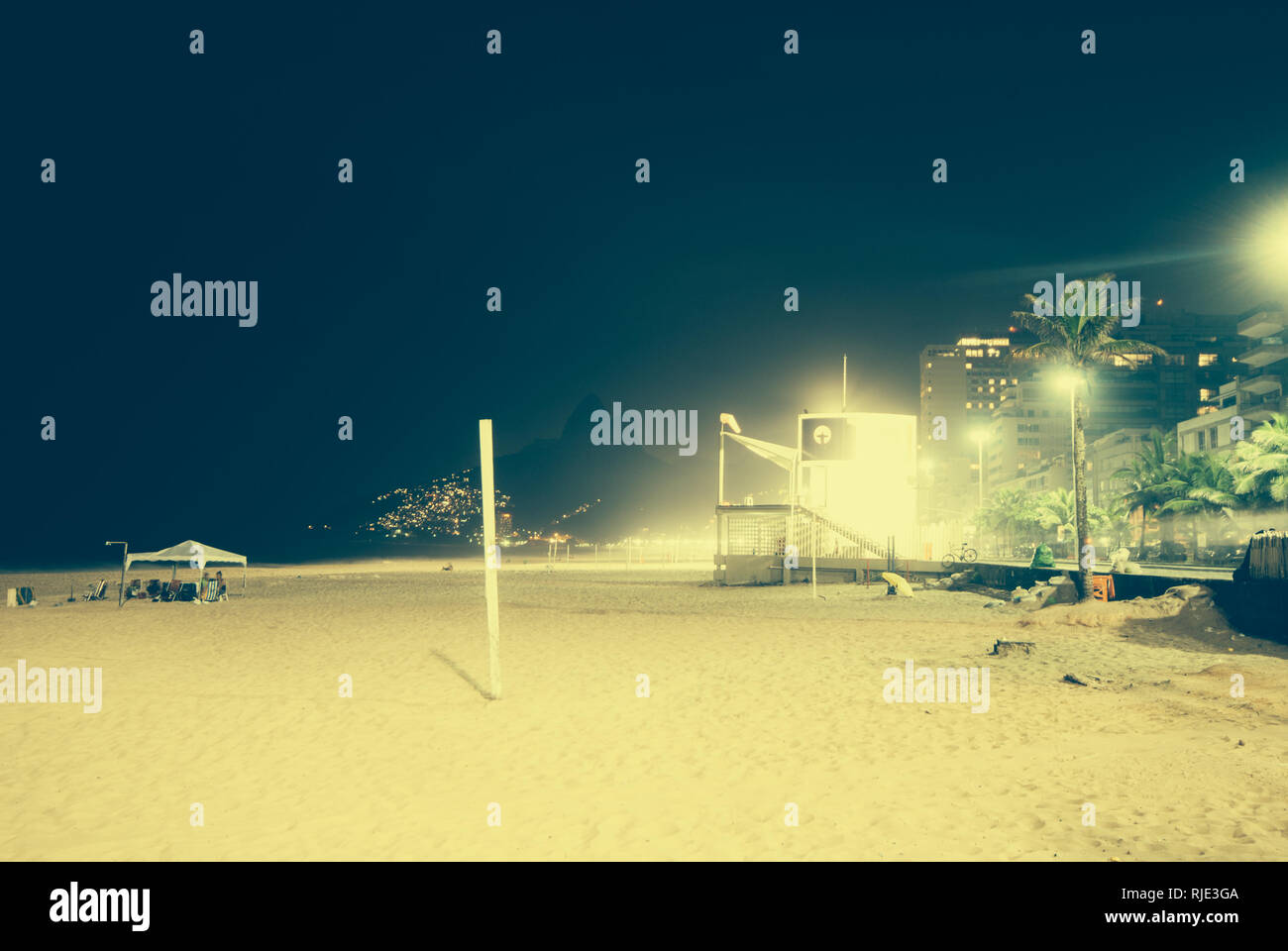 La plage d'Ipanema la nuit, filtre ajouté. Banque D'Images