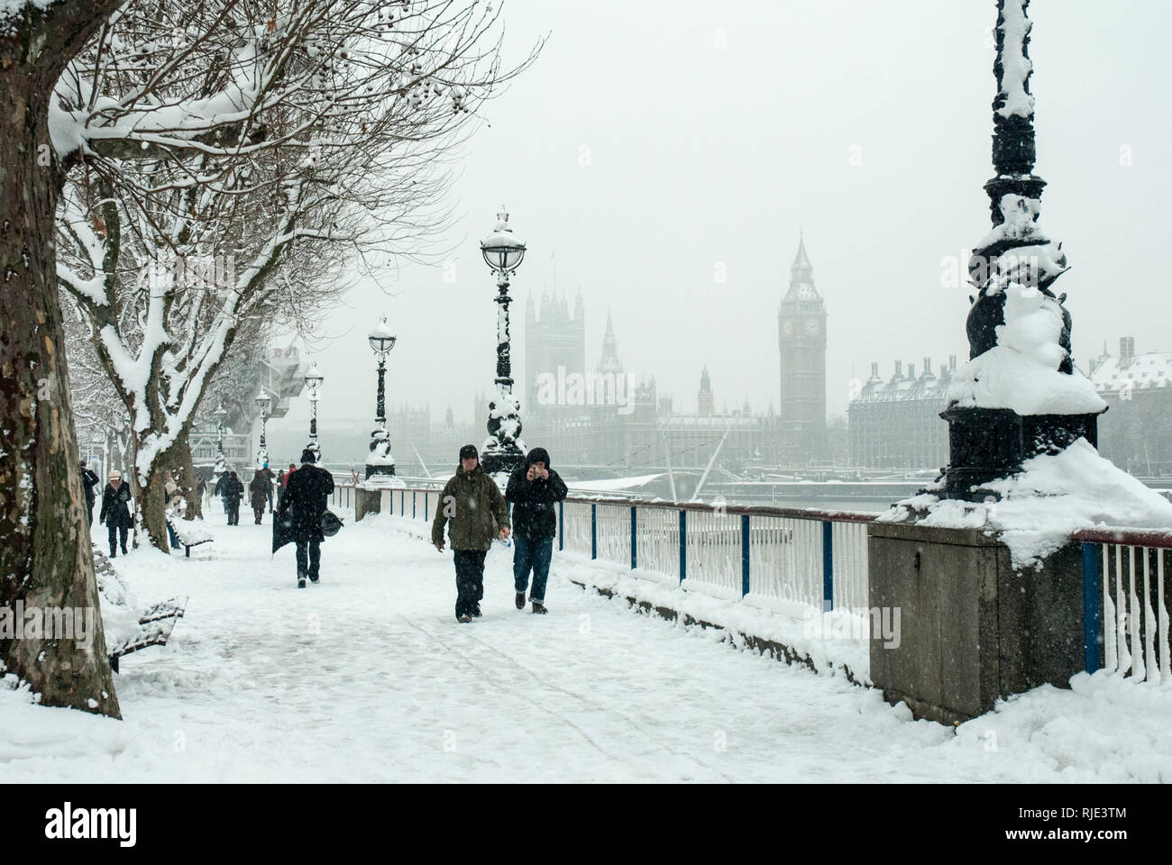 Un des hivers enneigés jour sur la rive sud, tout couvert de neige et les chambres du Parlement et Big Ben à la distance vu à travers la neige. Banque D'Images